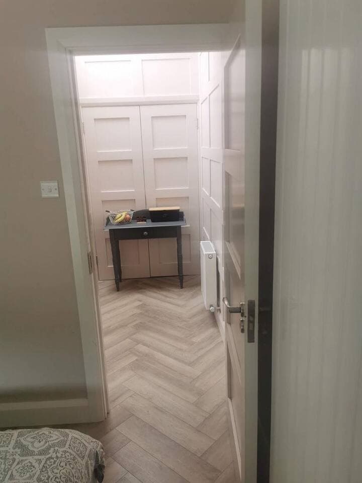 Hallway bedroom to Bathroom