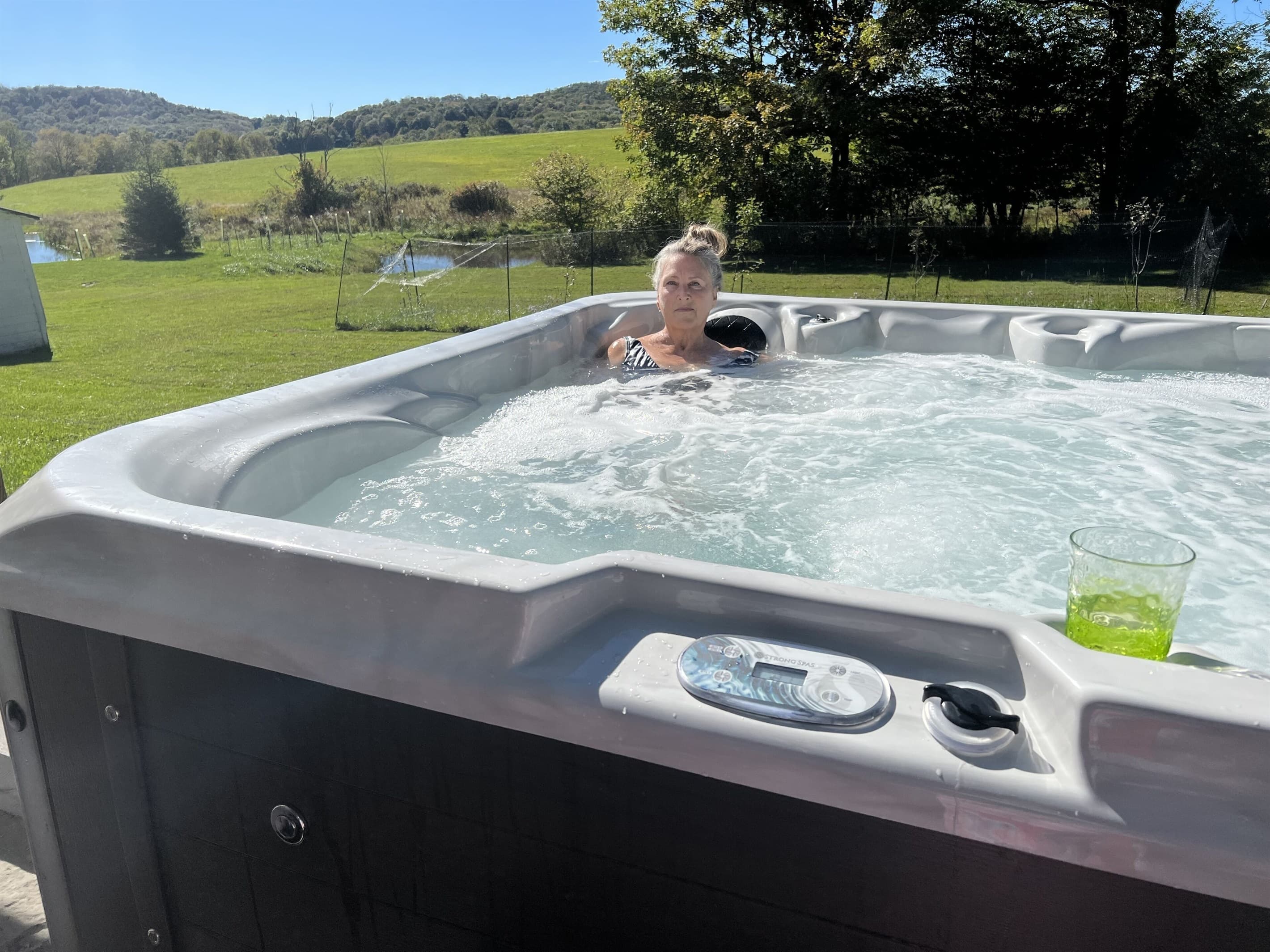 102-degree hot tub for 6 people