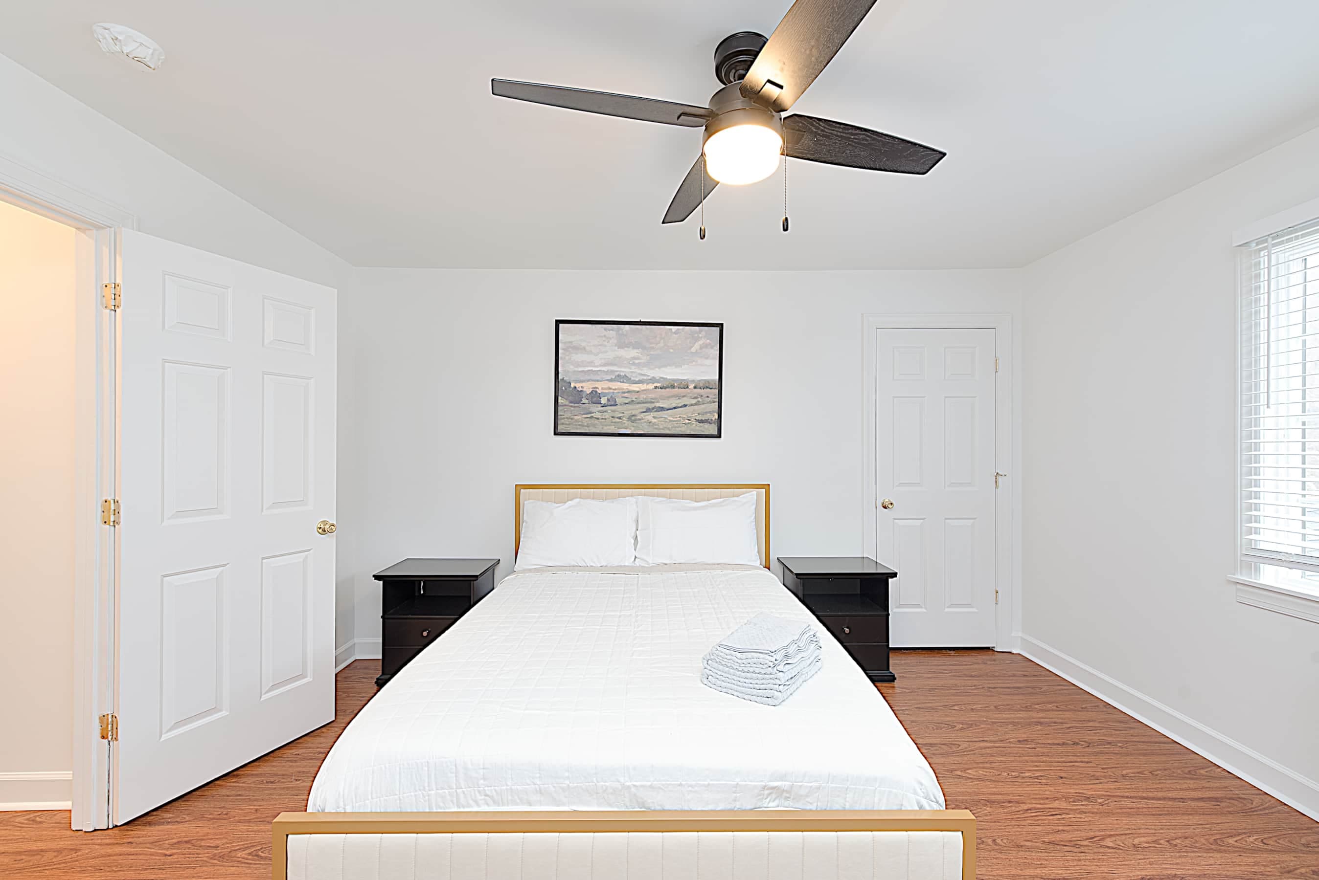Bedroom 2 Top Floor Queen Bed