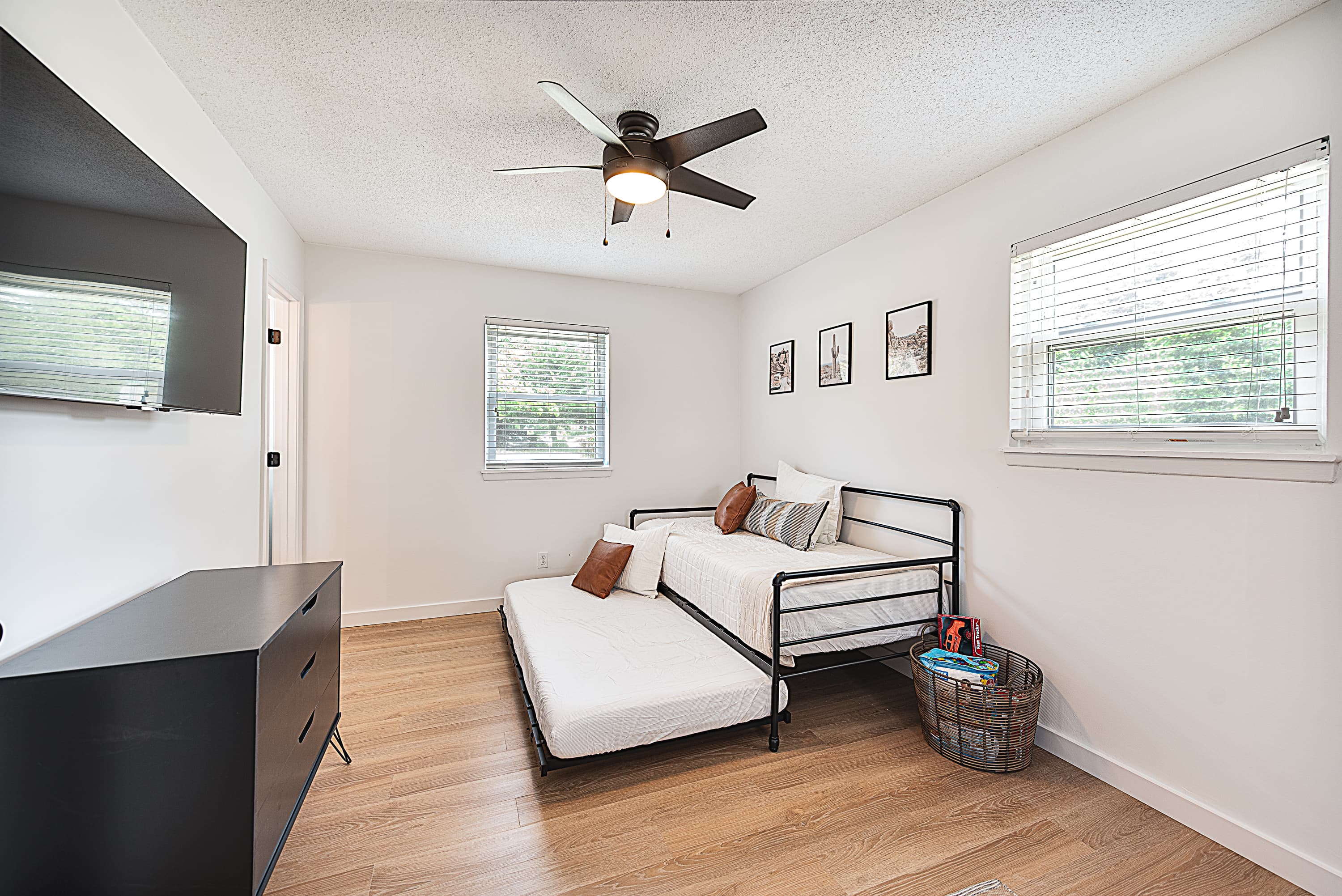 Master Bedroom Day bed with Twin Trundle