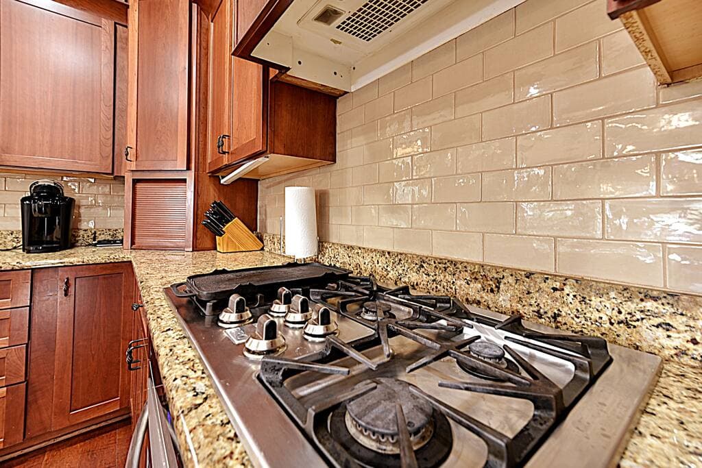 5 burner Gas Range  
Custom Kitchen