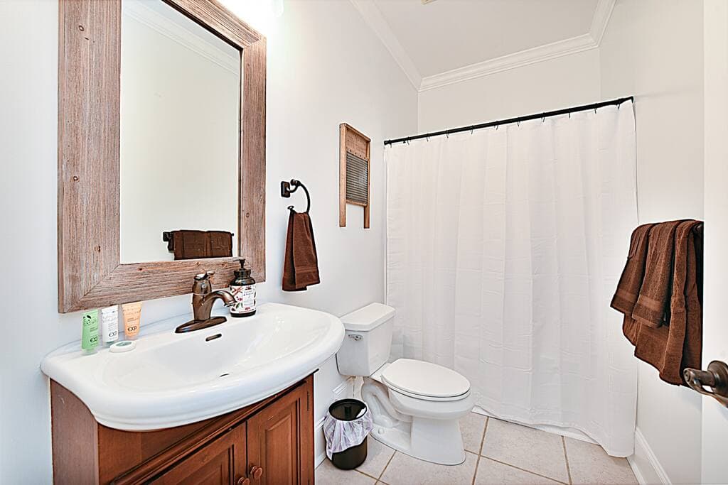 Bathroom off Hallway
Shower Tub Combo