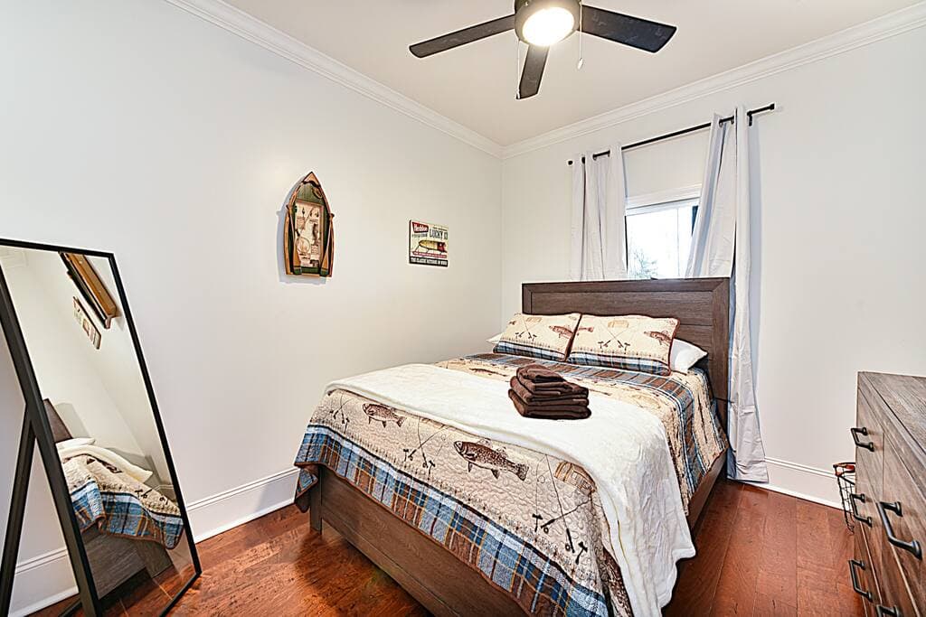 Queen Bed 
Country Lodge Design