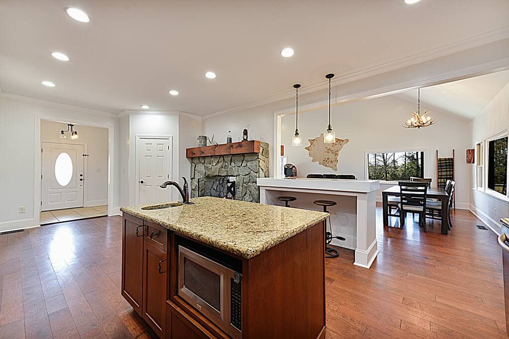 Kitchen Bar and Island