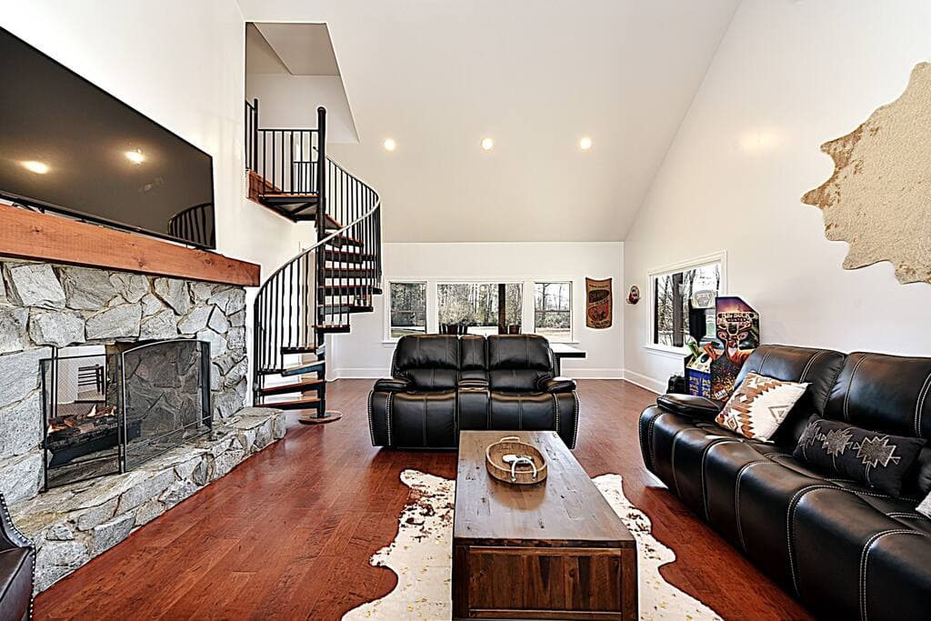 Large living Room with 70 Inch TV! Fireplace, Ping Pong, Arcade game