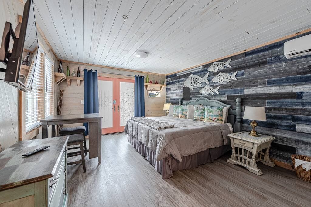 Enjoy your stay, large comfy bed and unique design