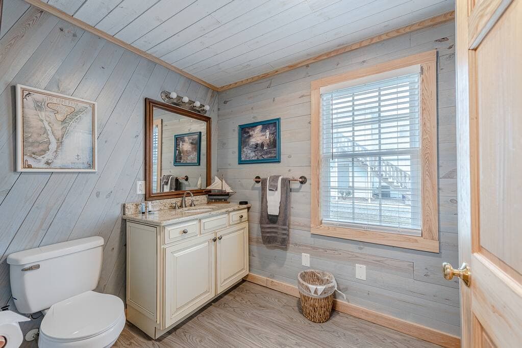 Large bathroom with design that won't dissapoint.
