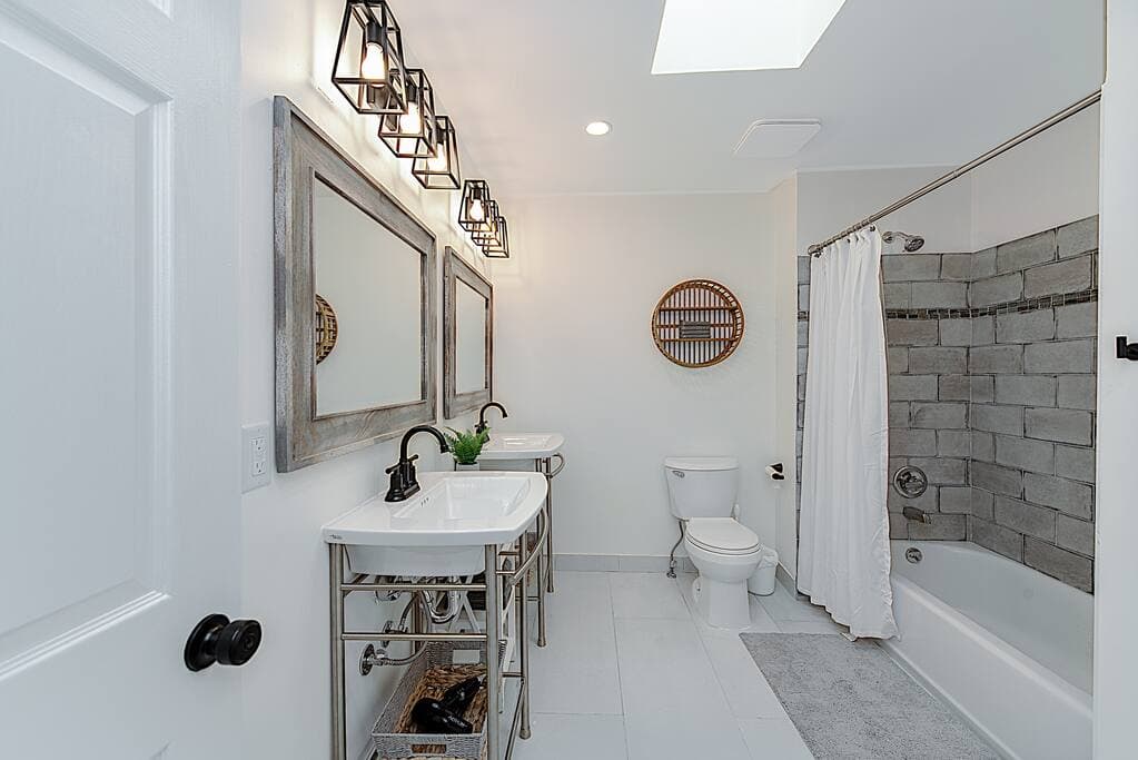 Side A Upstairs Bathroom with Shower Tub Combo