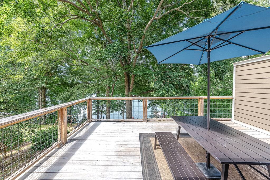 Outdoor Dining with Lake views