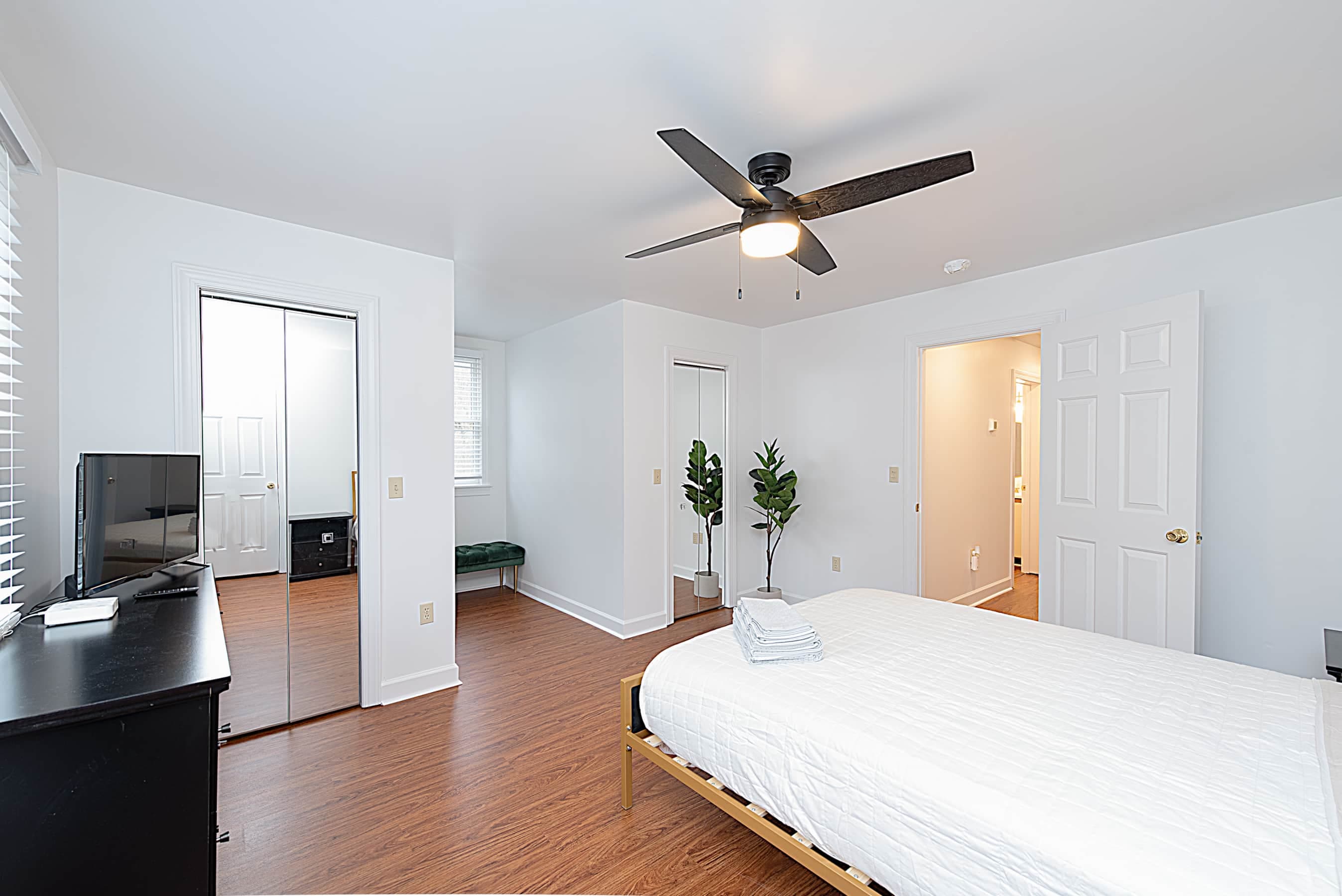 Bedroom 2 Top Floor Queen Bed