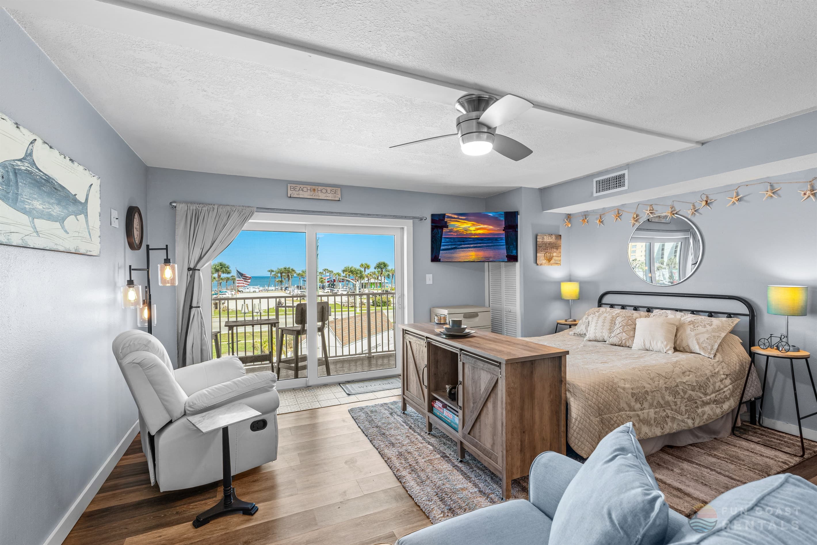 Studio with Queen bed and ample seating!