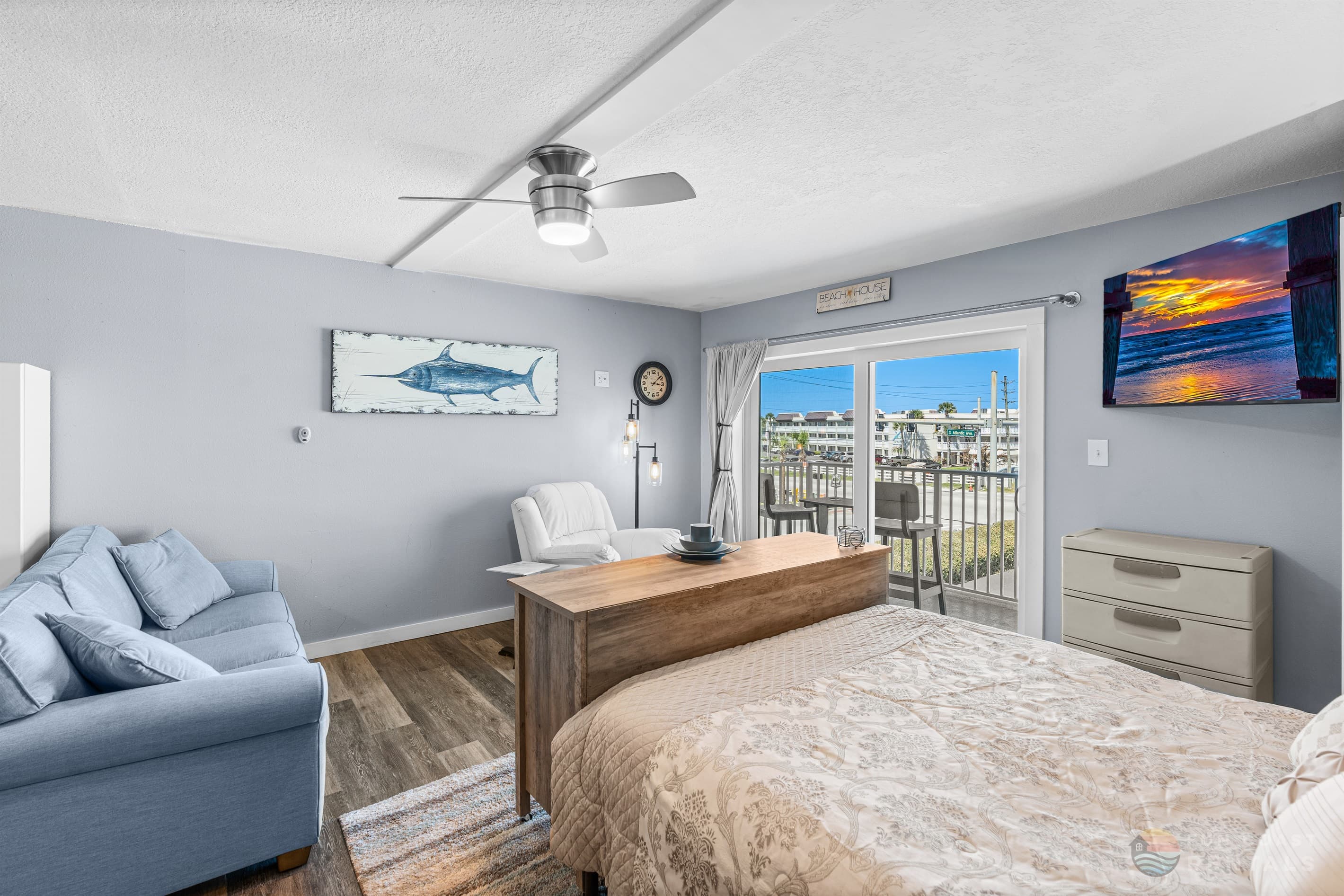Studio with Queen bed and ample seating!