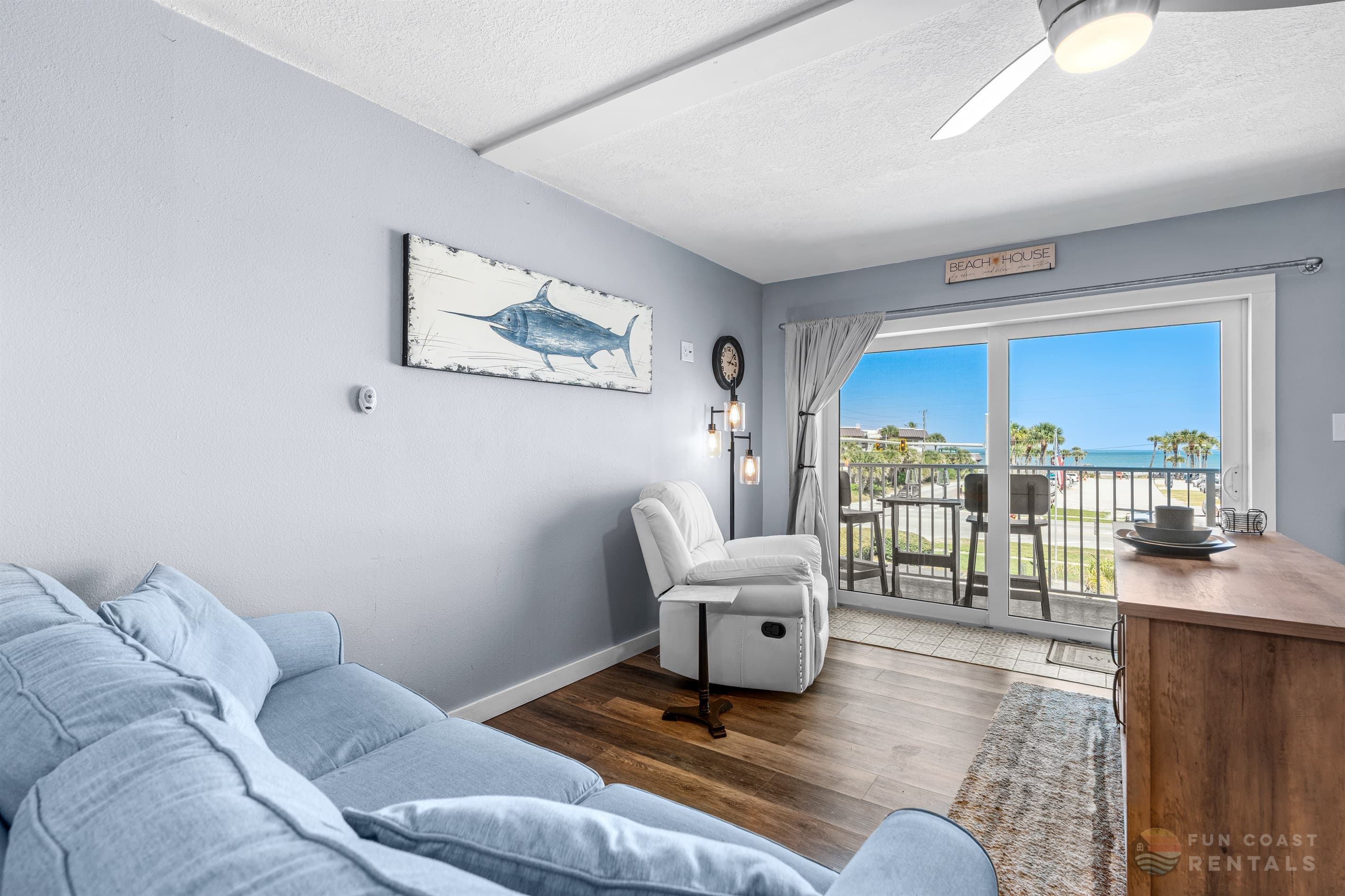 Studio with ample seating and ocean view!