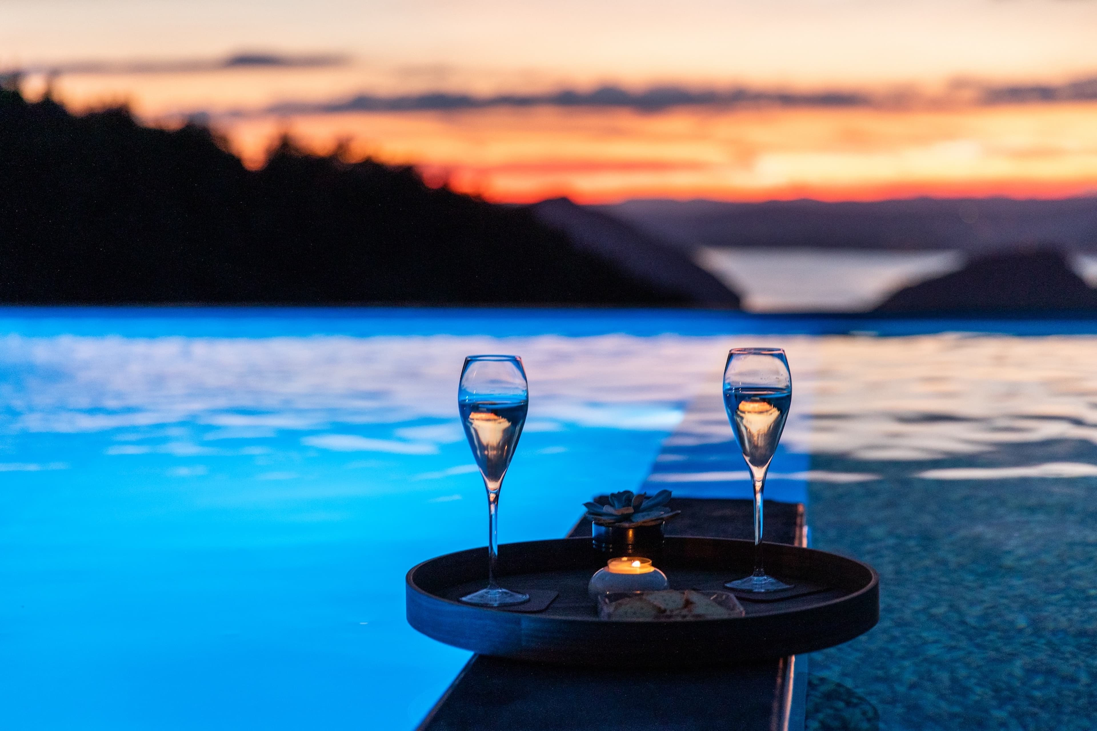 Luxusvilla Tauris Pool Schwimmteich Sonnenuntergang 8 welcome