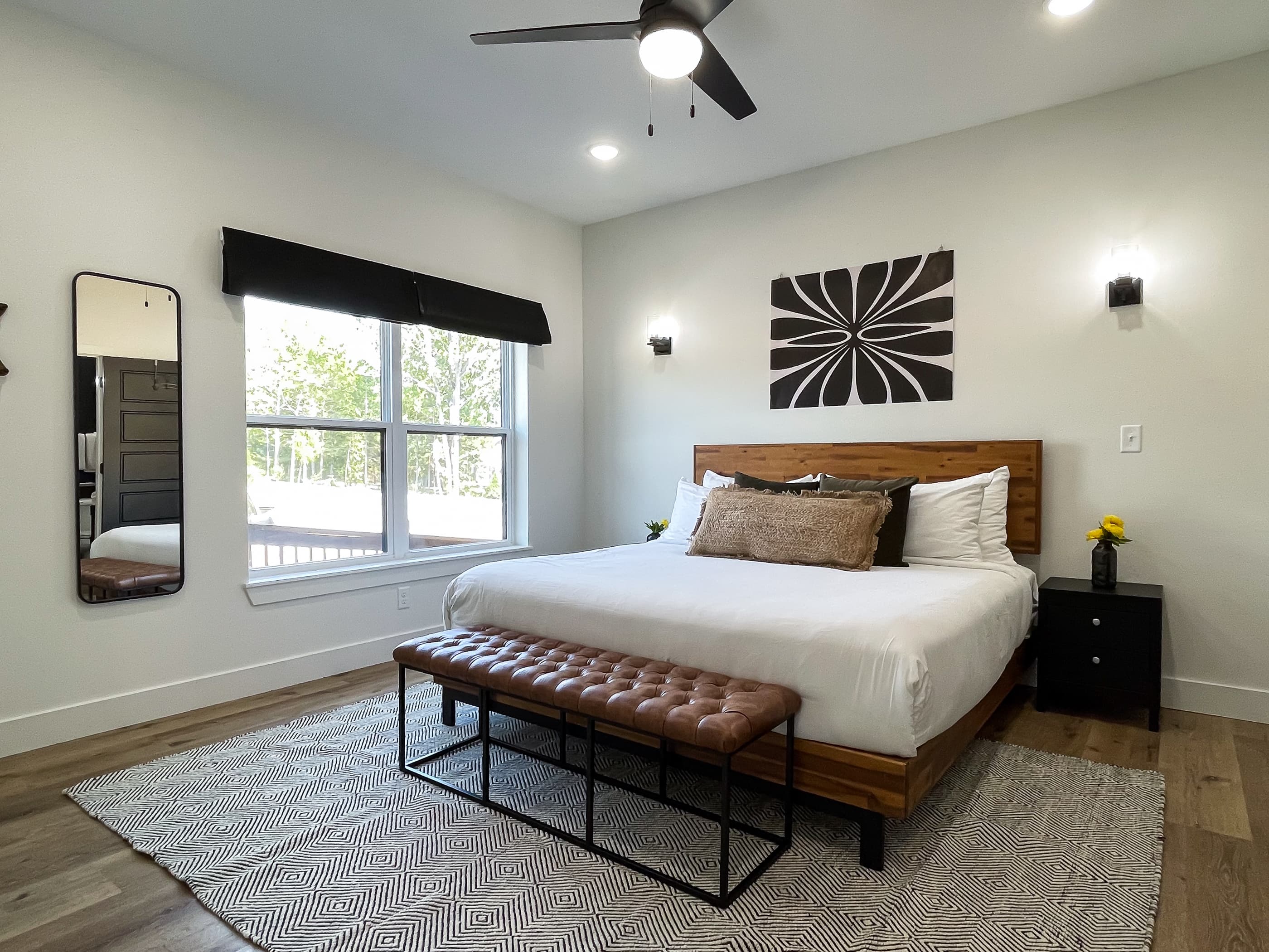 Bedroom 1(Main level and wheelchair accessible) : King bed and Tv