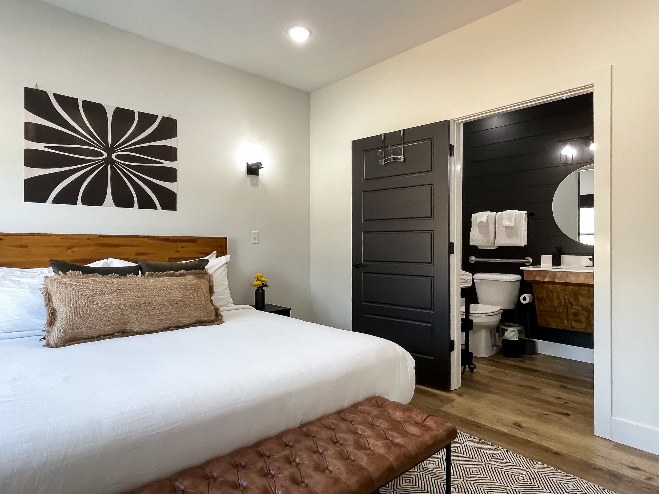 Bedroom 1: King bed with en-suite
