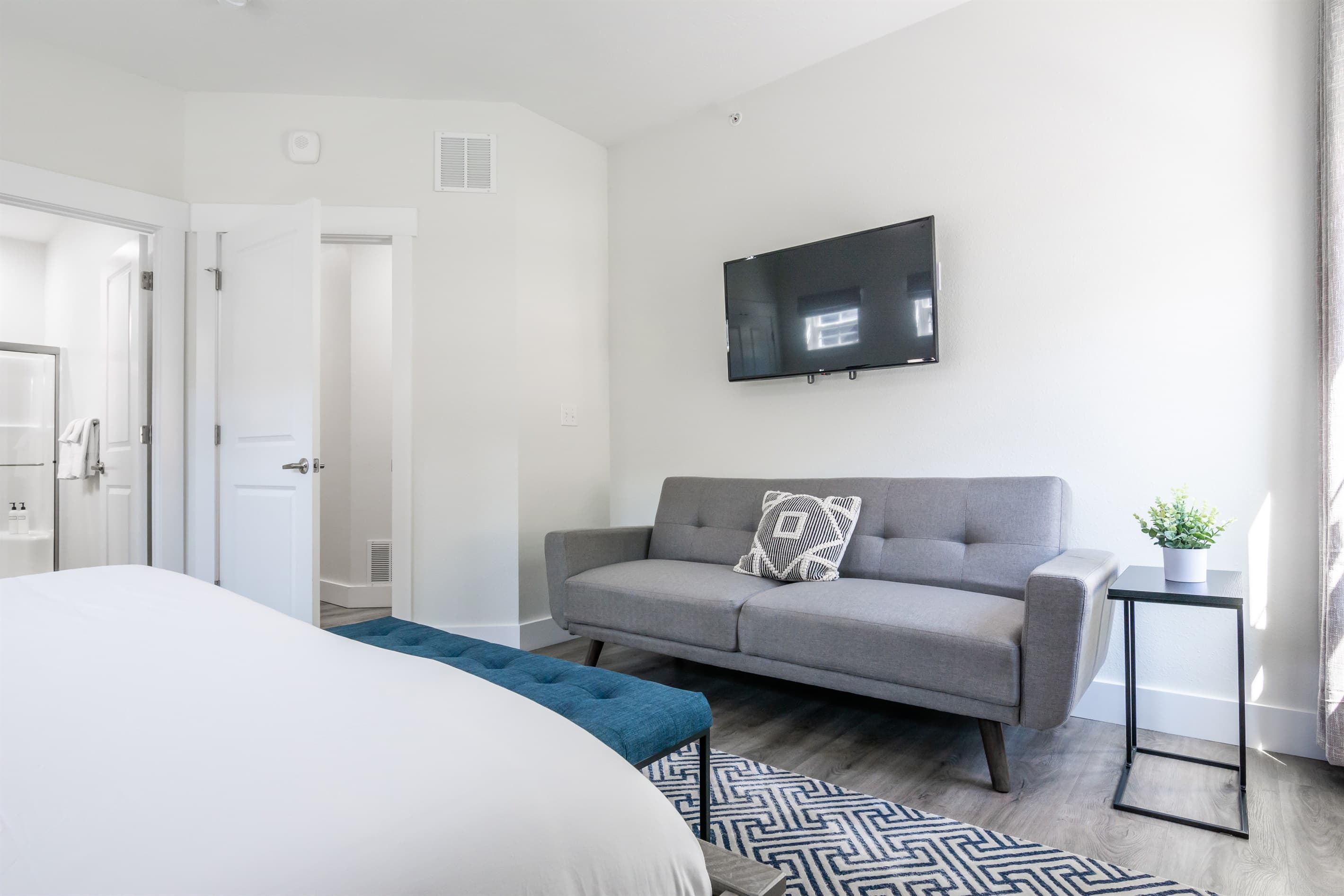 Bedroom 4 (upper level): Futon with Tv above and en-suite bathroom