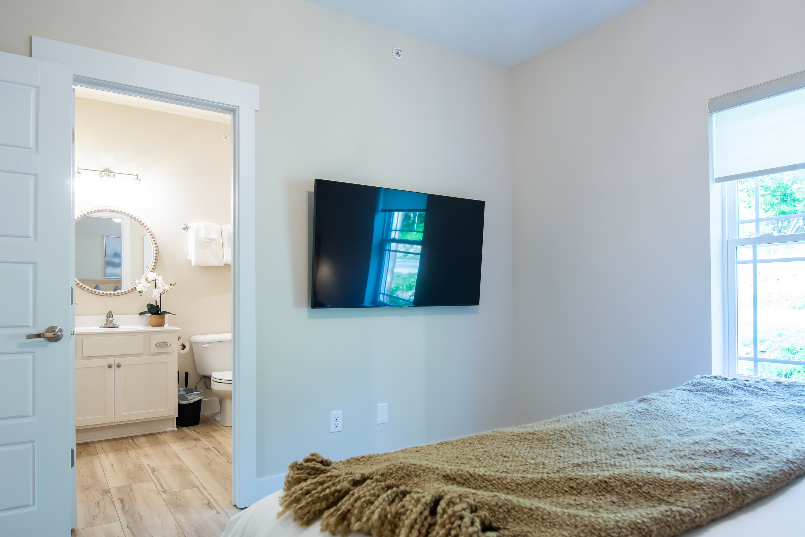 King bedroom with TV and en suite bathroom