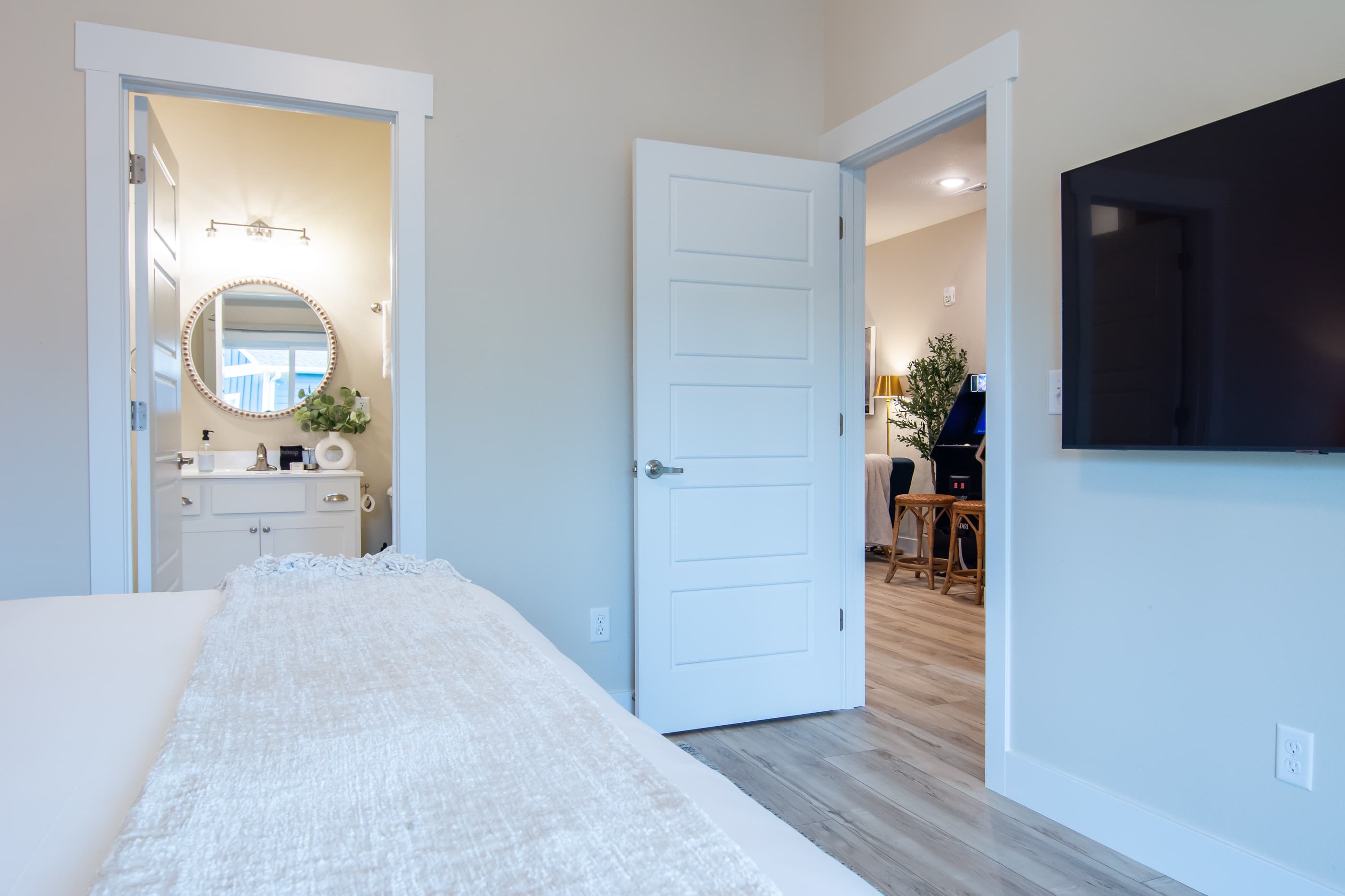 King bedroom with TV and en suite bathroom