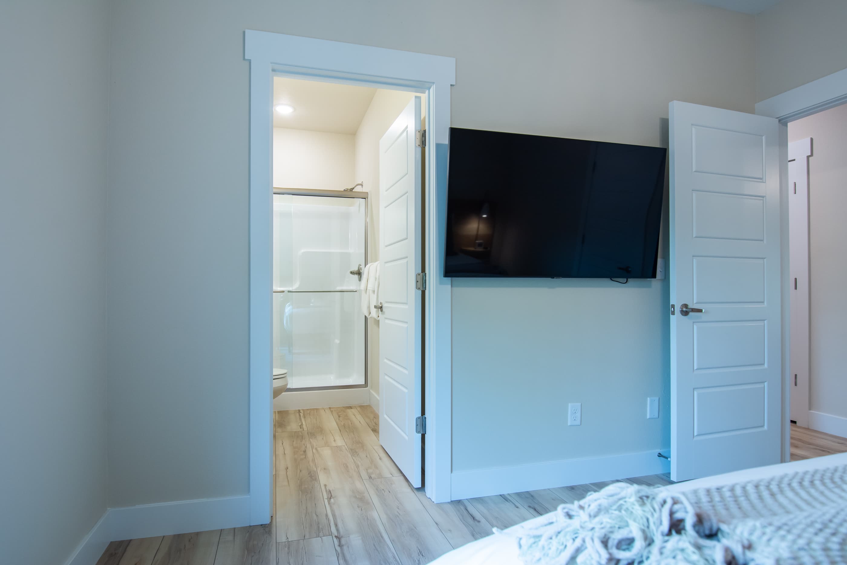 King bedroom with TV and en suite bathroom