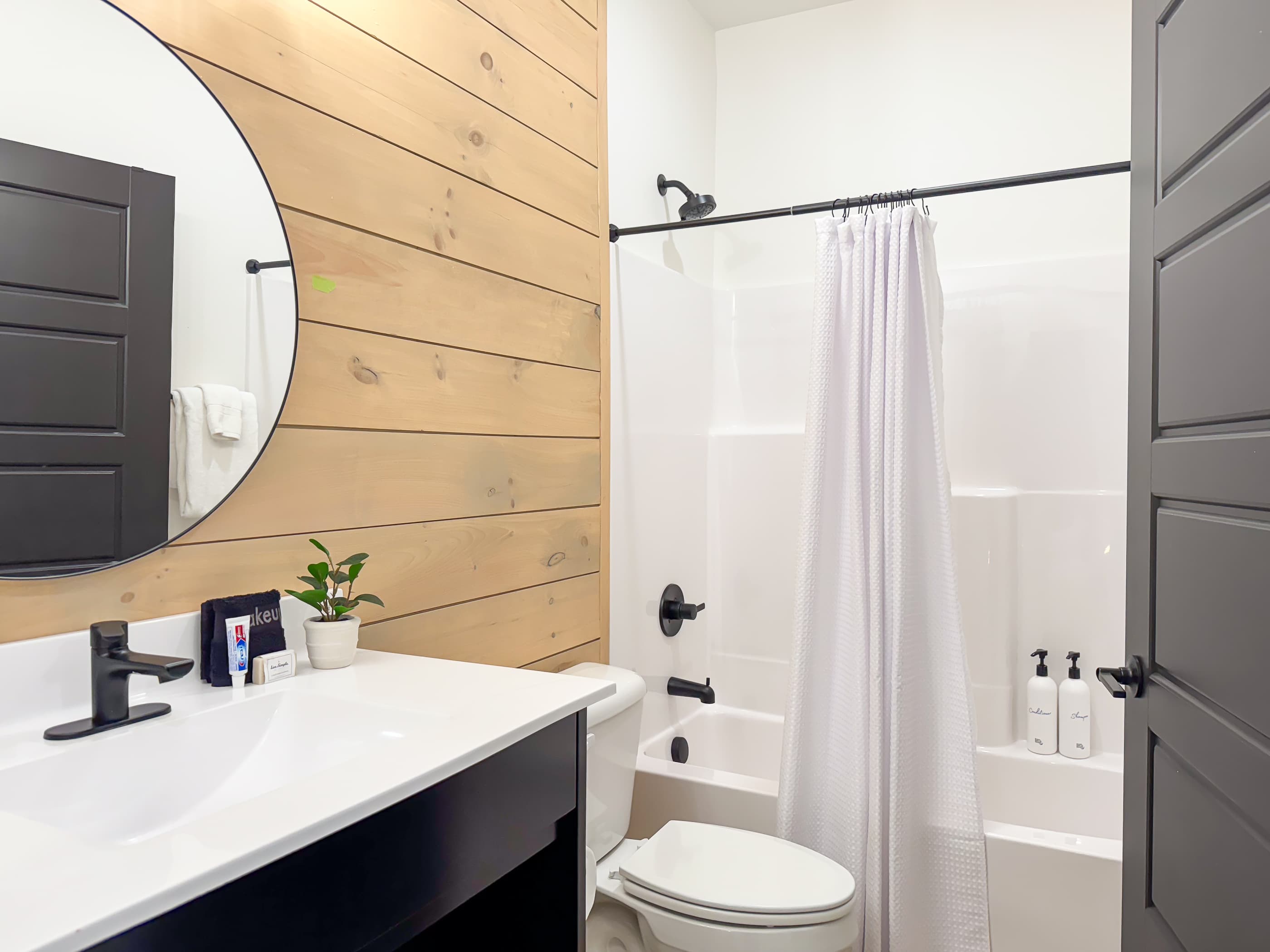 Lower level en suite bathroom with shower/tub comb
