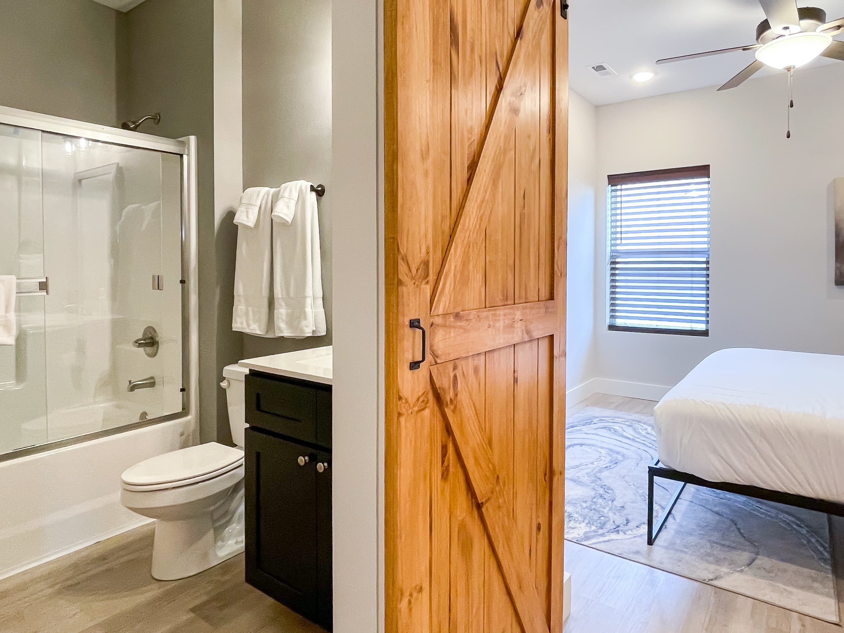 Ensuite bathroom with shower/tub combo