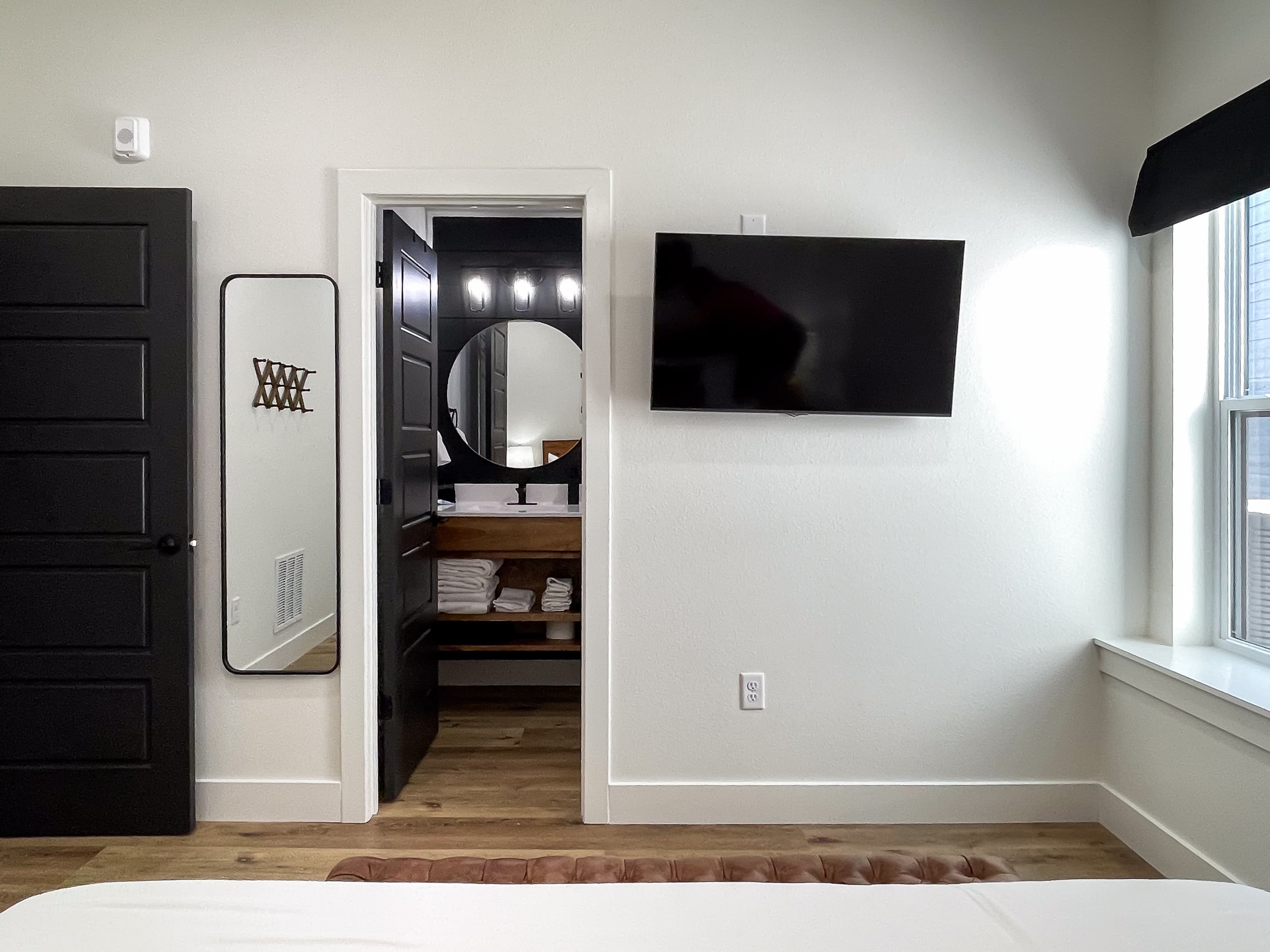 Bedroom 4: TV, full length mirror, and en-suite bathroom