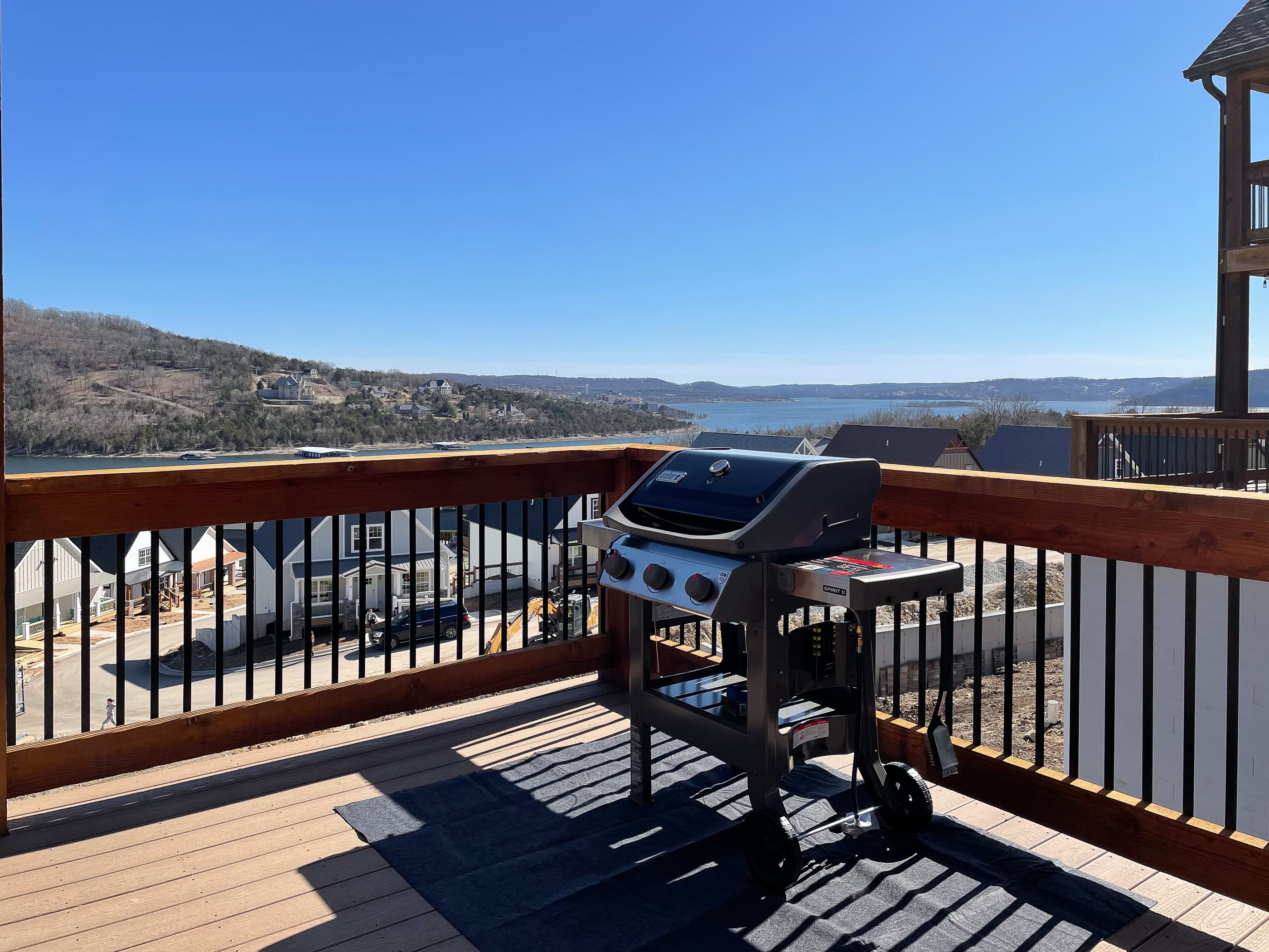 Main level deck gas bbq grill