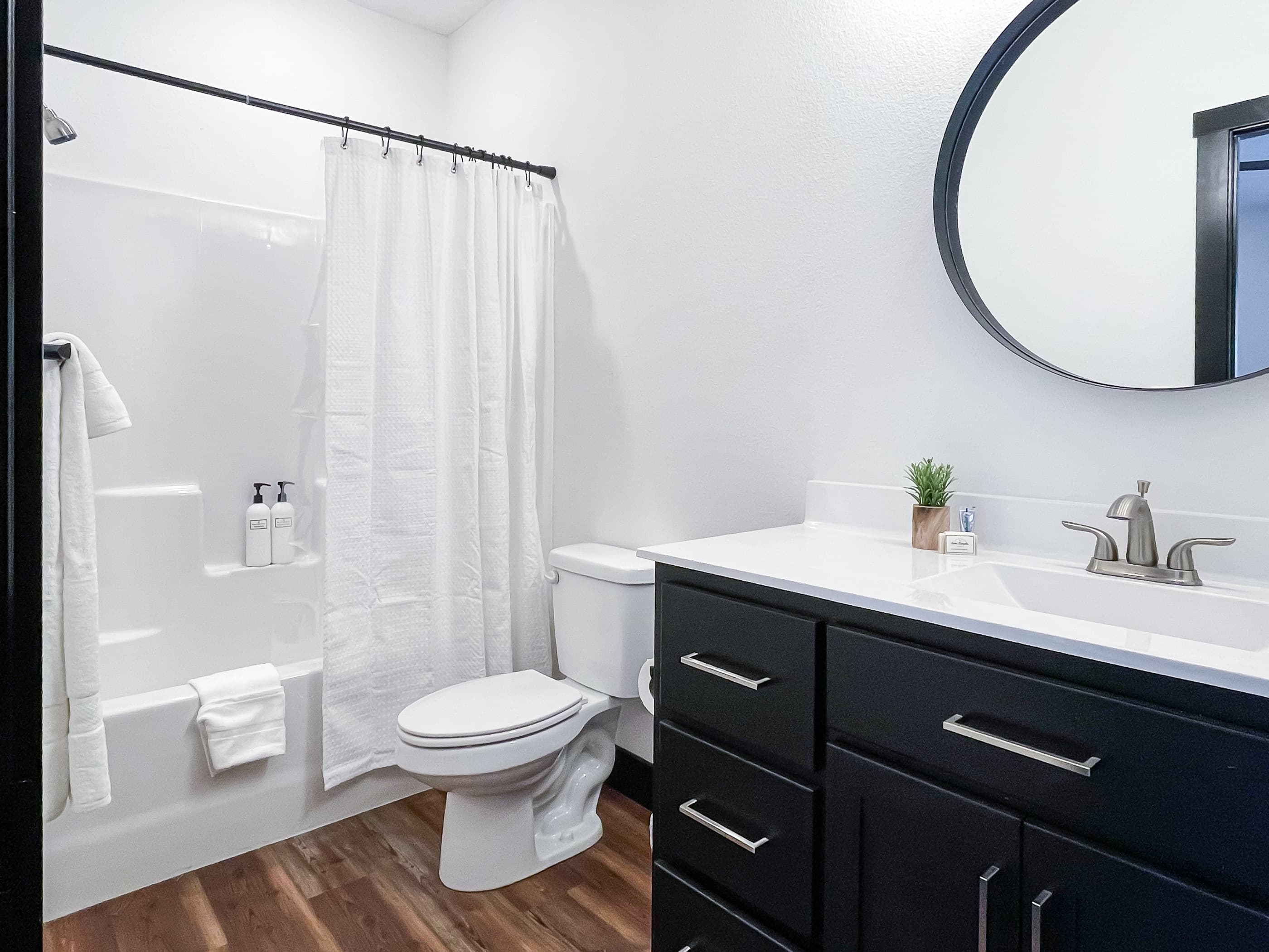 Upper level en suite bathroom with shower/tub combo