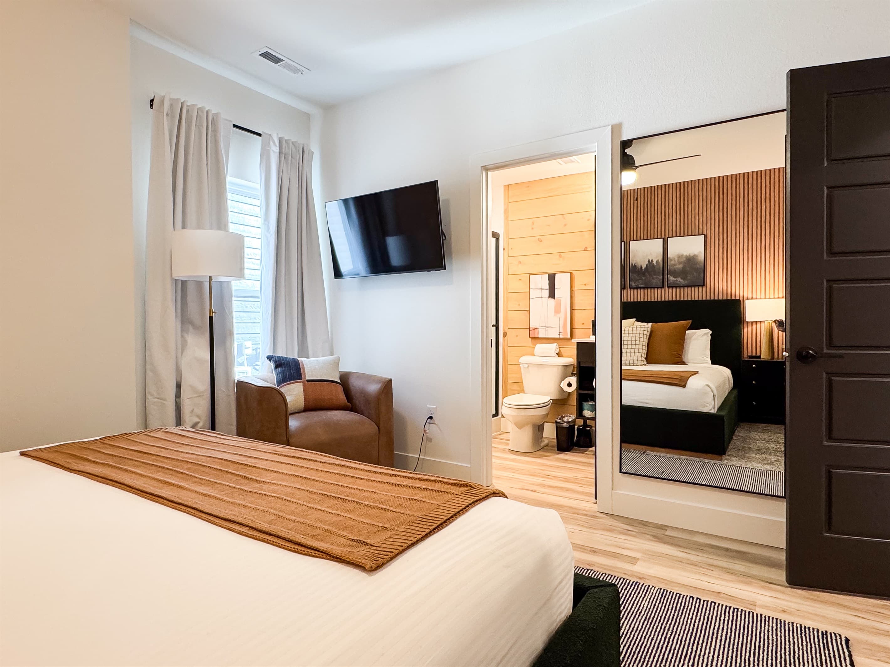 Bedroom 6: Tv, chair, en-suite entrance, and full length mirror