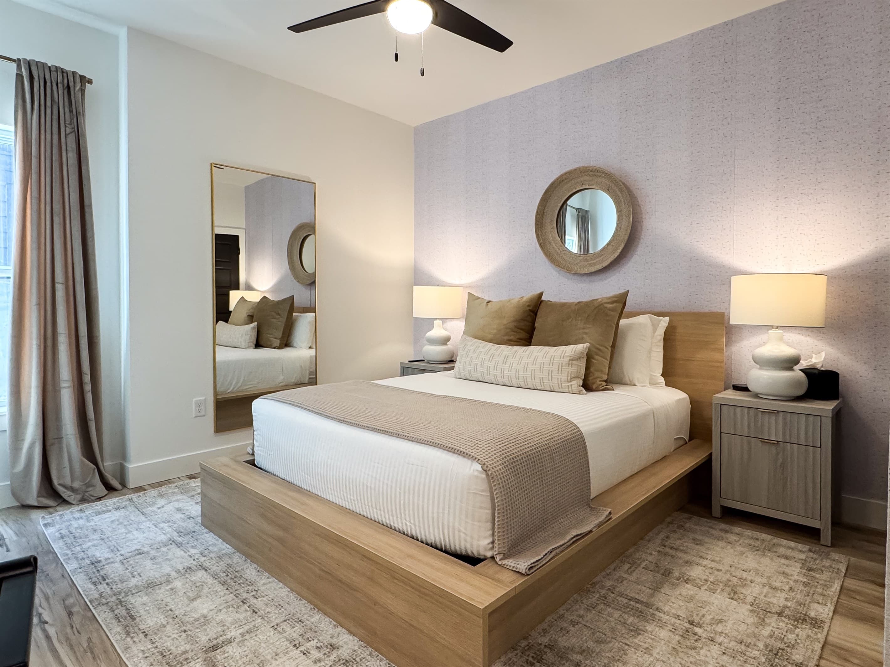 Bedroom 4 (Downstairs): Queen bed with en-suite