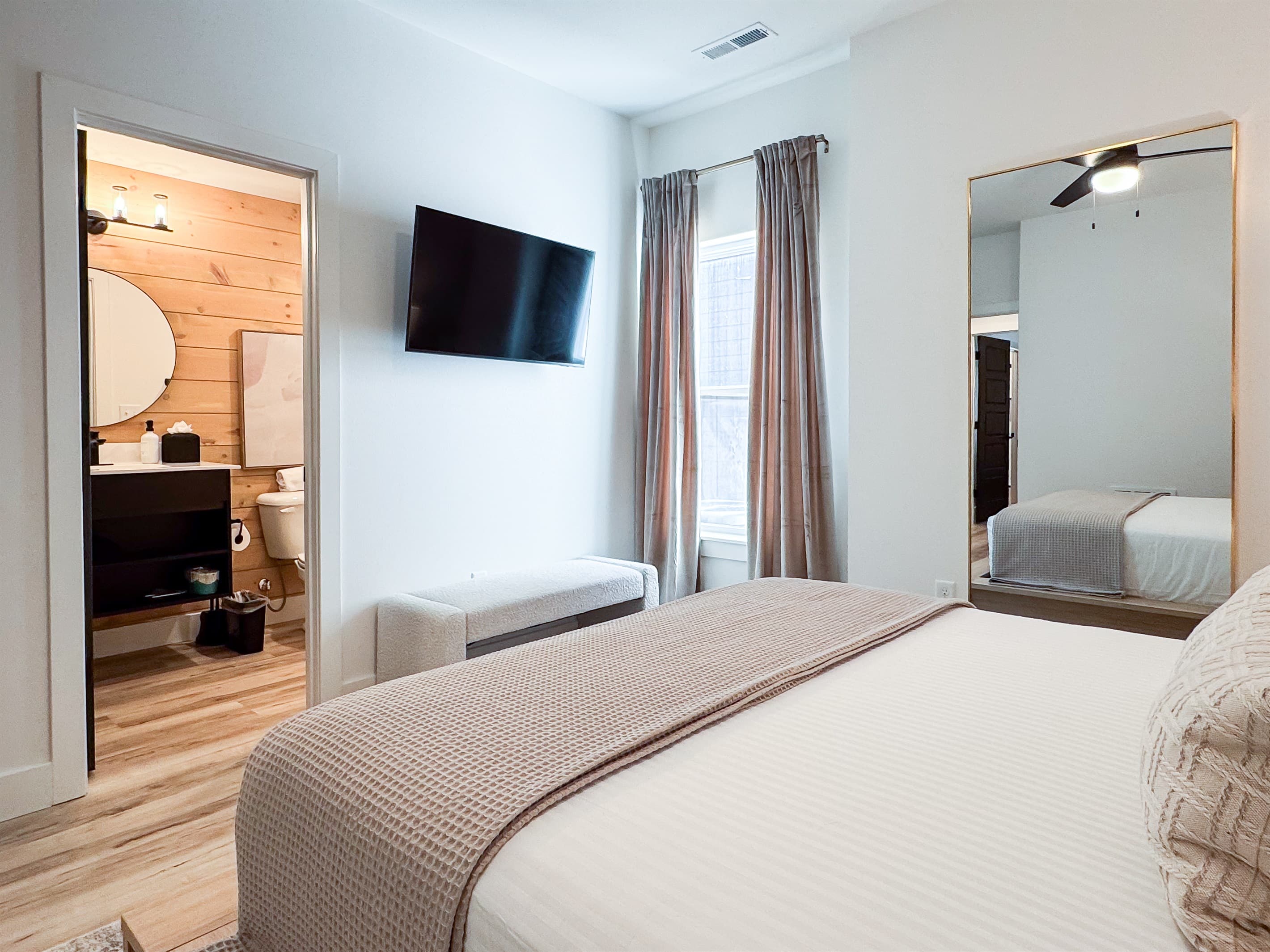 Bedroom 4: Queen bed with Tv and en-suite