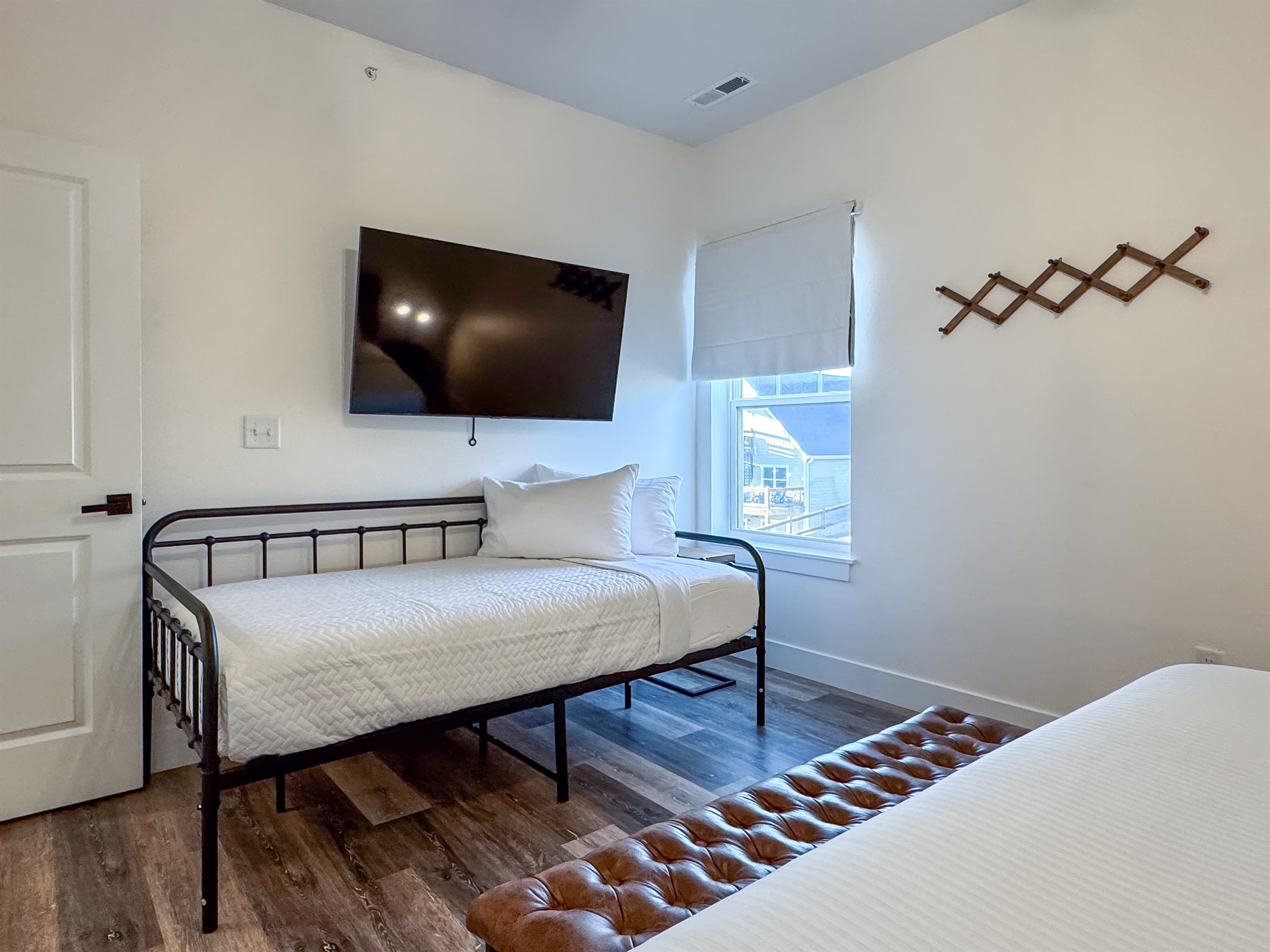 Bedroom 3 (upper level): Twin bed with Tv