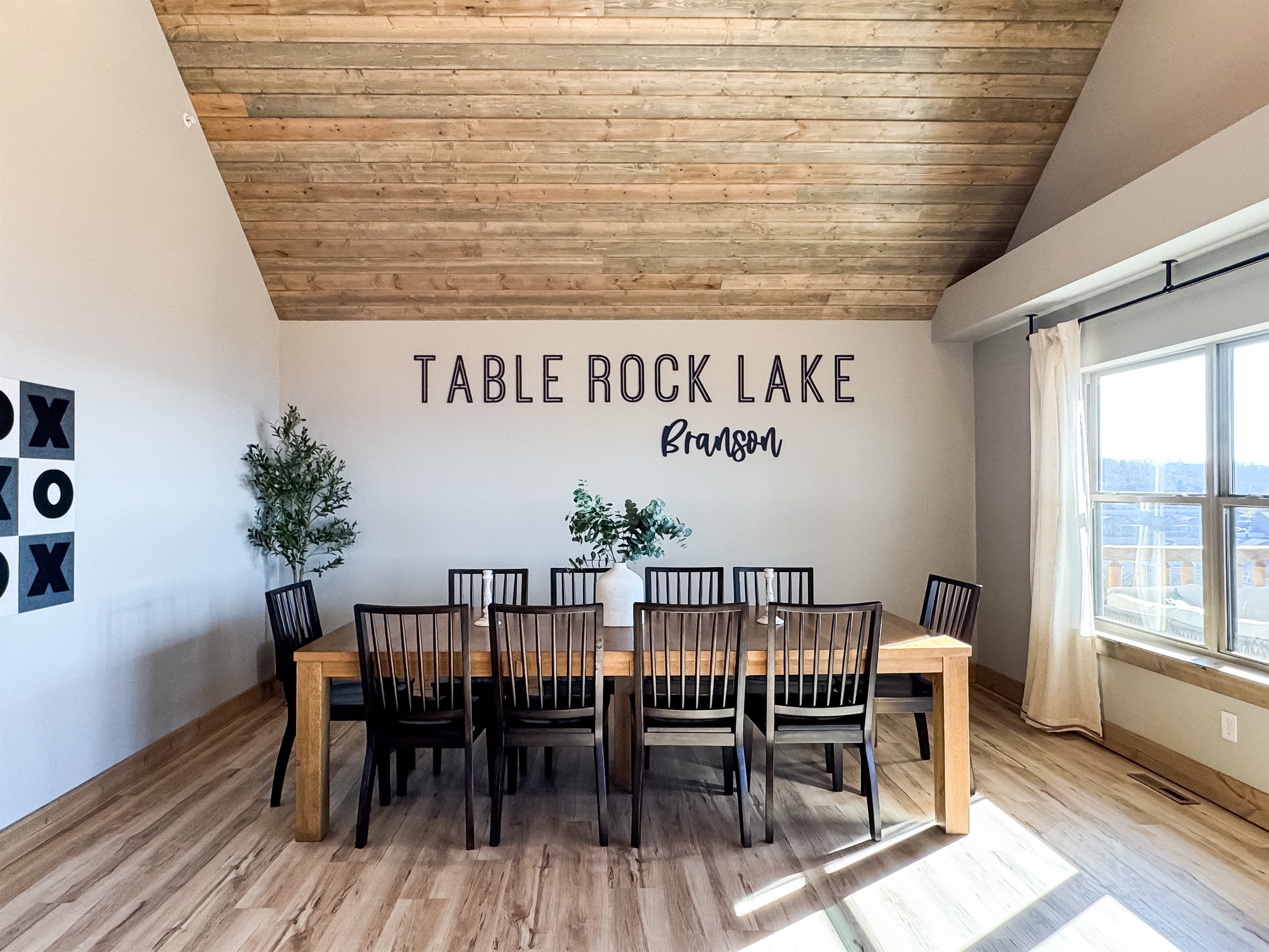 Dining room seating with 10 seats