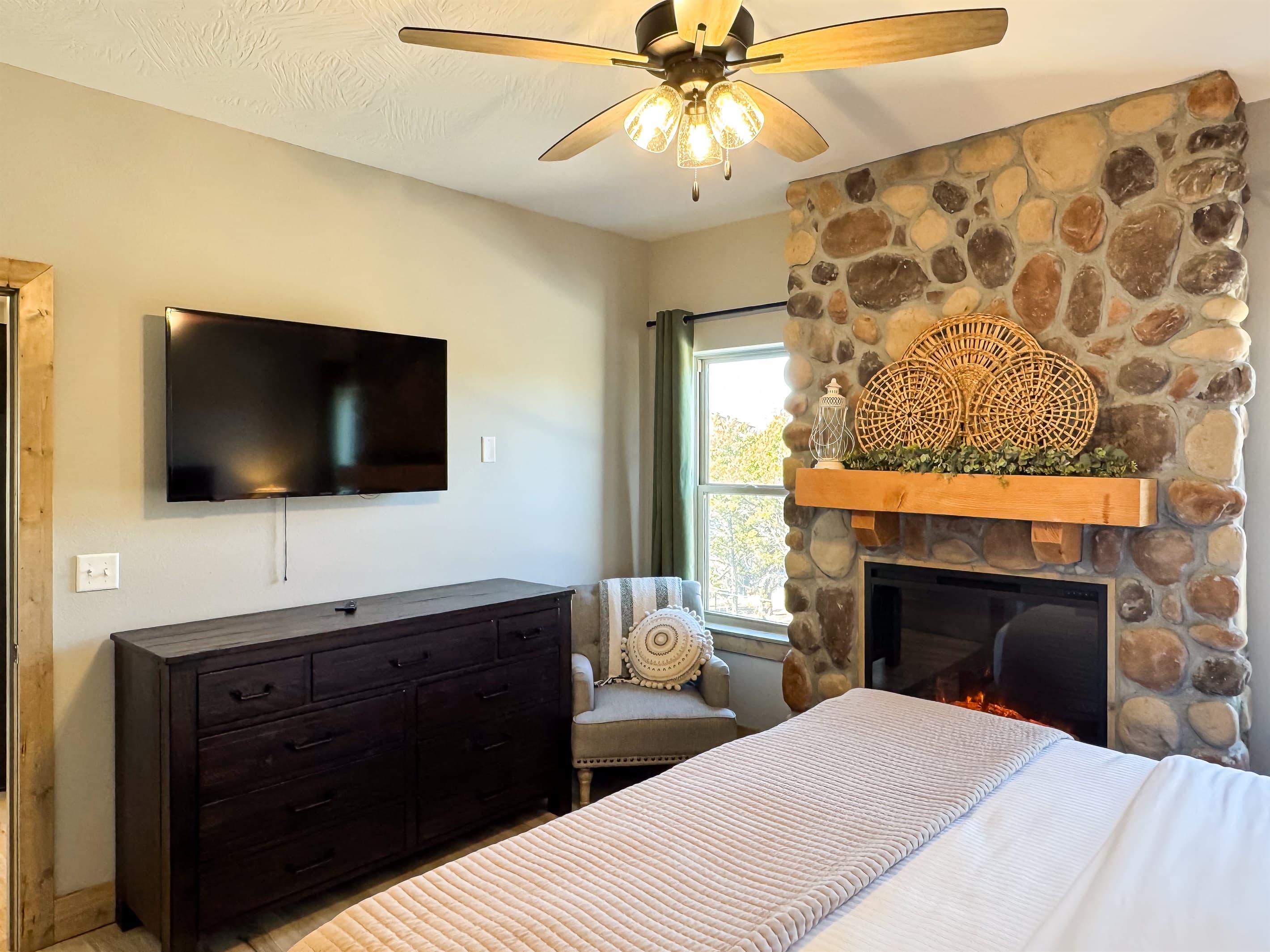 Bedroom 3 flat screen TV and dresser
