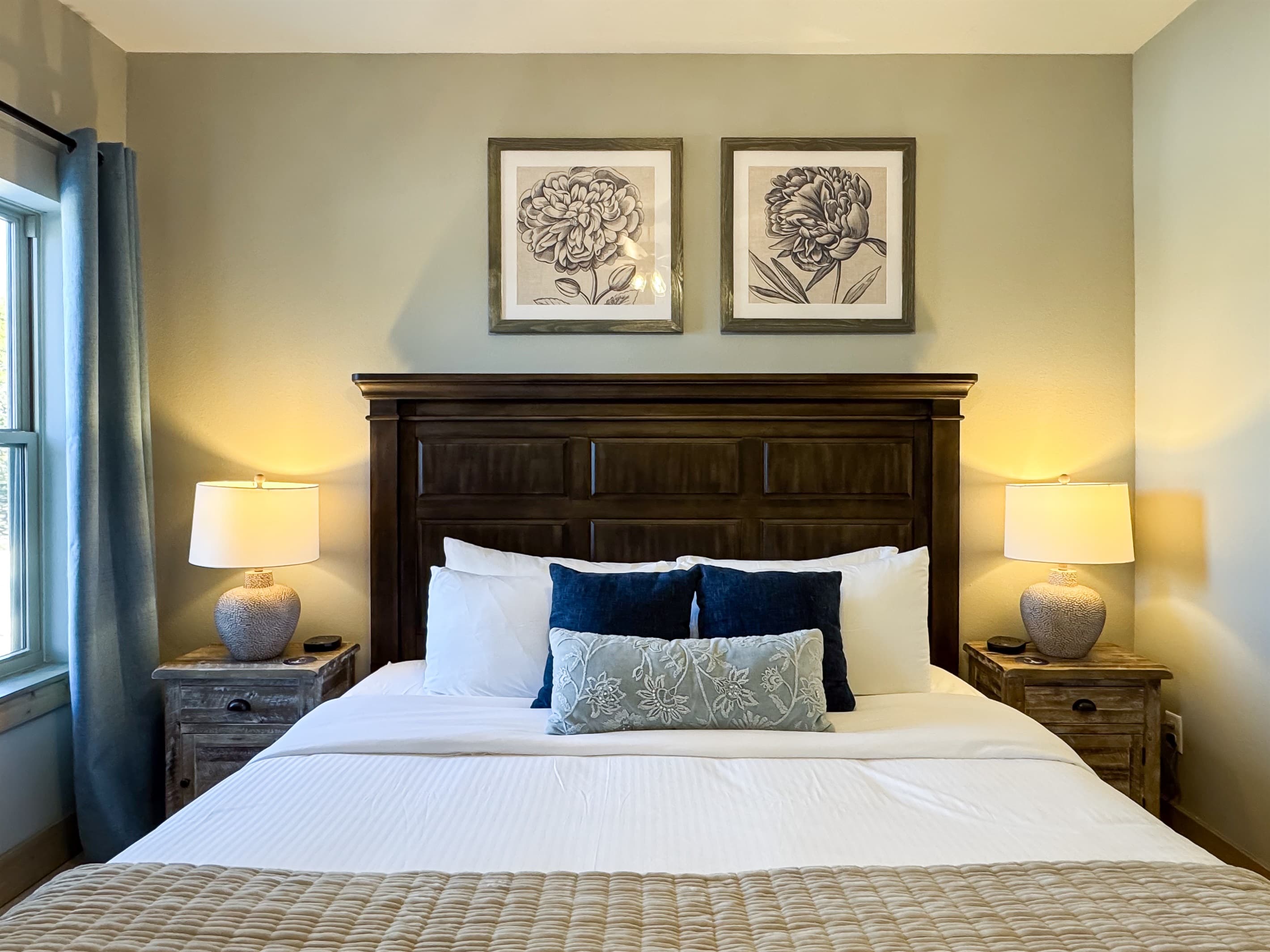 King bed with two night stands