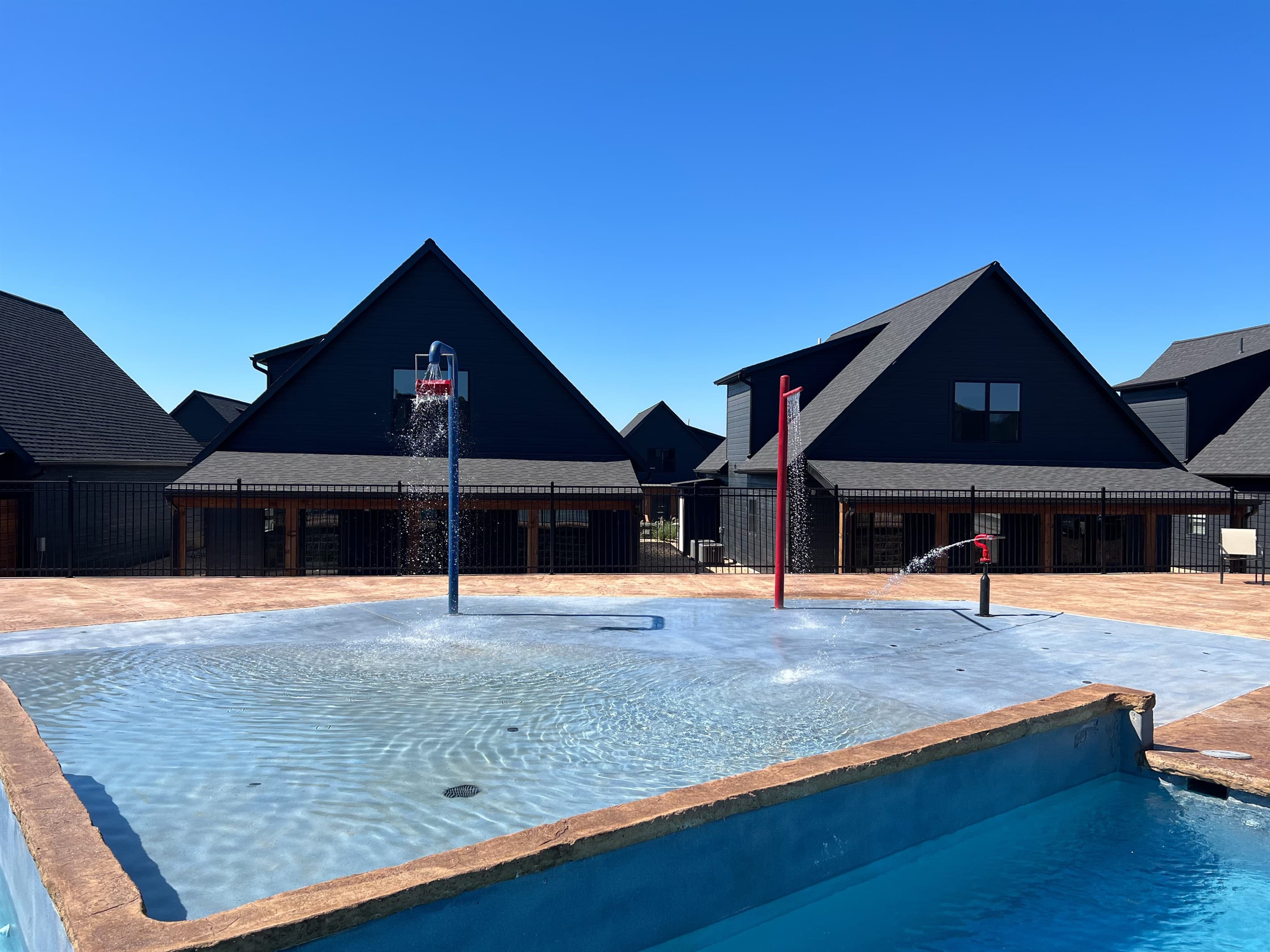 Splash pad with zero entry