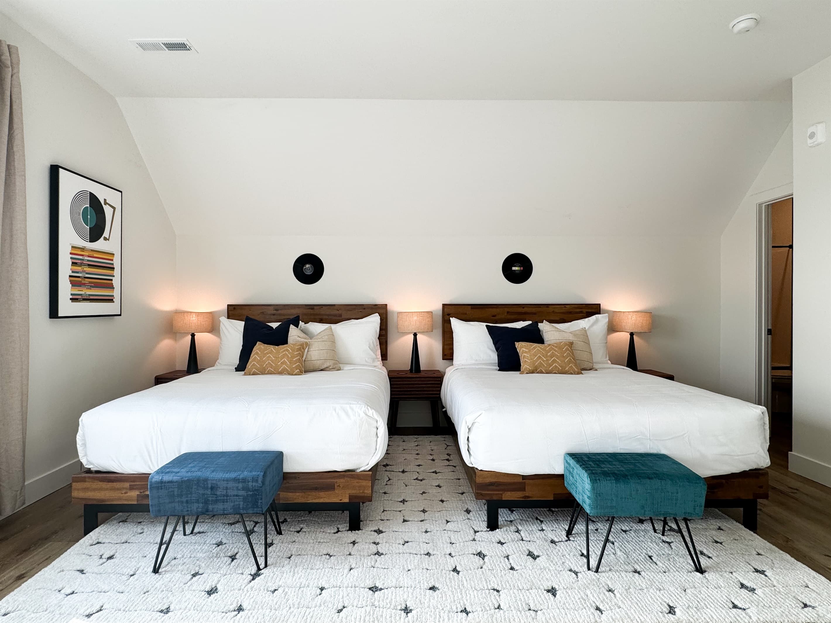 Bedroom 7 (Upstairs) : (4) Queen beds