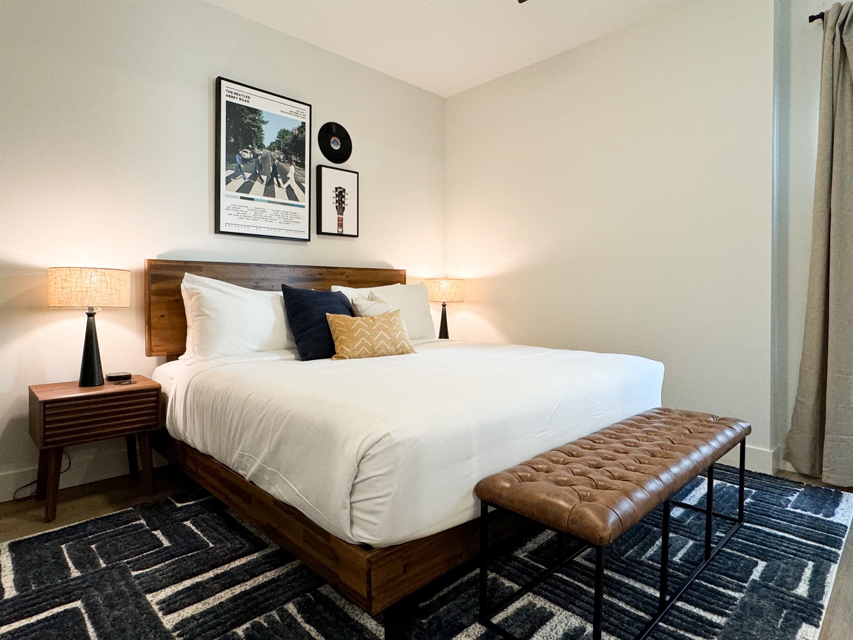 Bedroom 3 (Downstairs) : King bed with en-suite bathroom