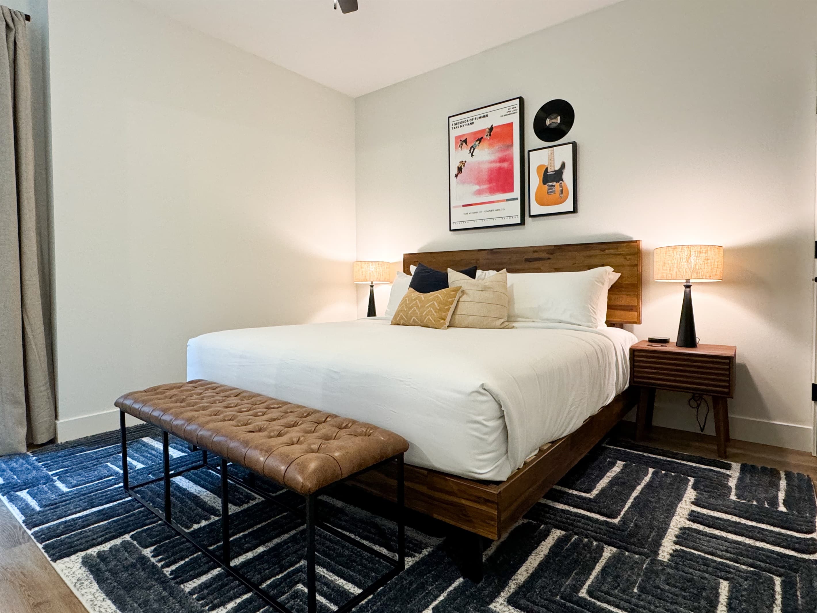 Bedroom 4 (Downstairs) : King bed with ensuite bathroom