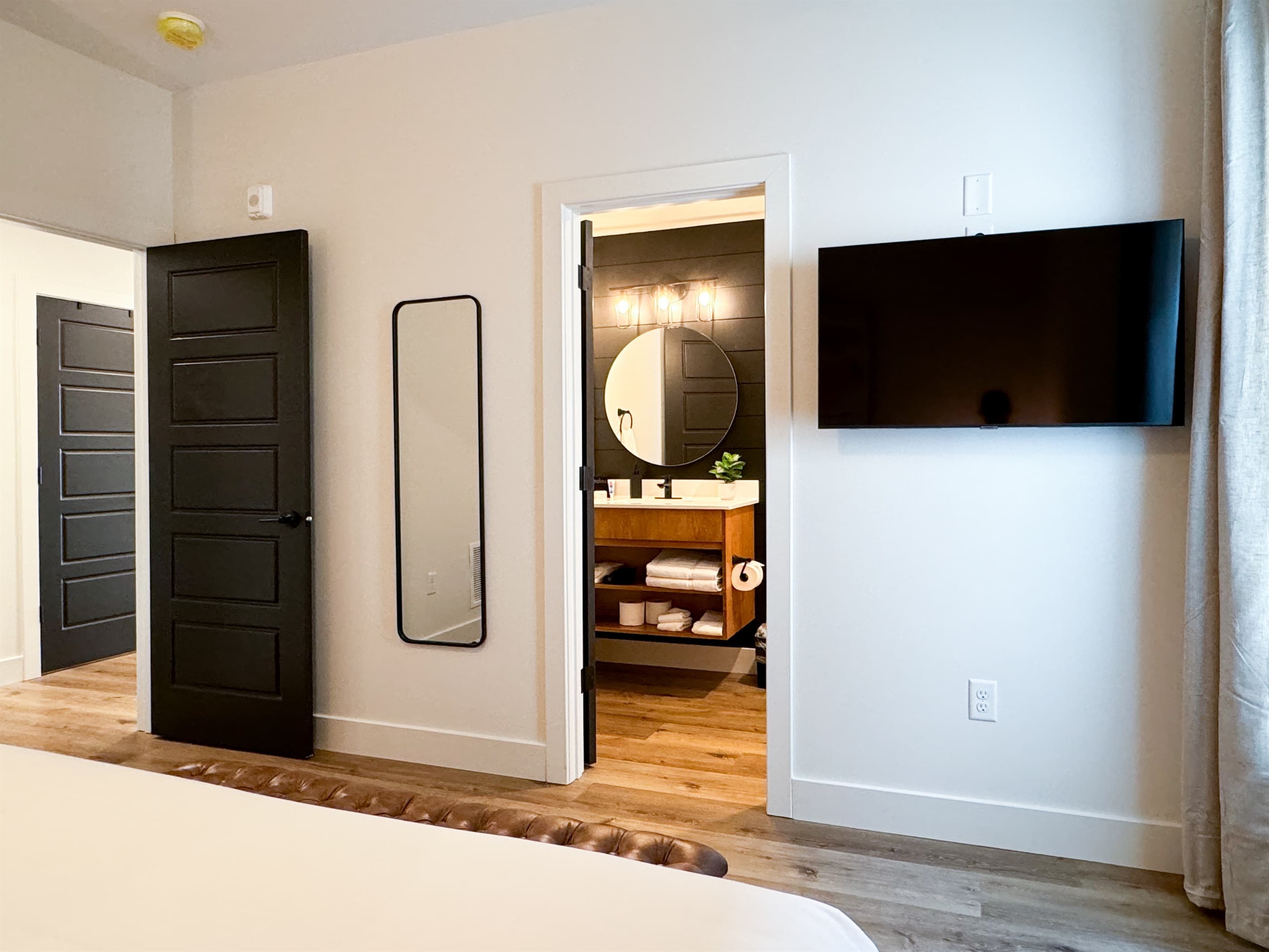 Bedroom 4: Tv with the entrance of the en-suite bathroom