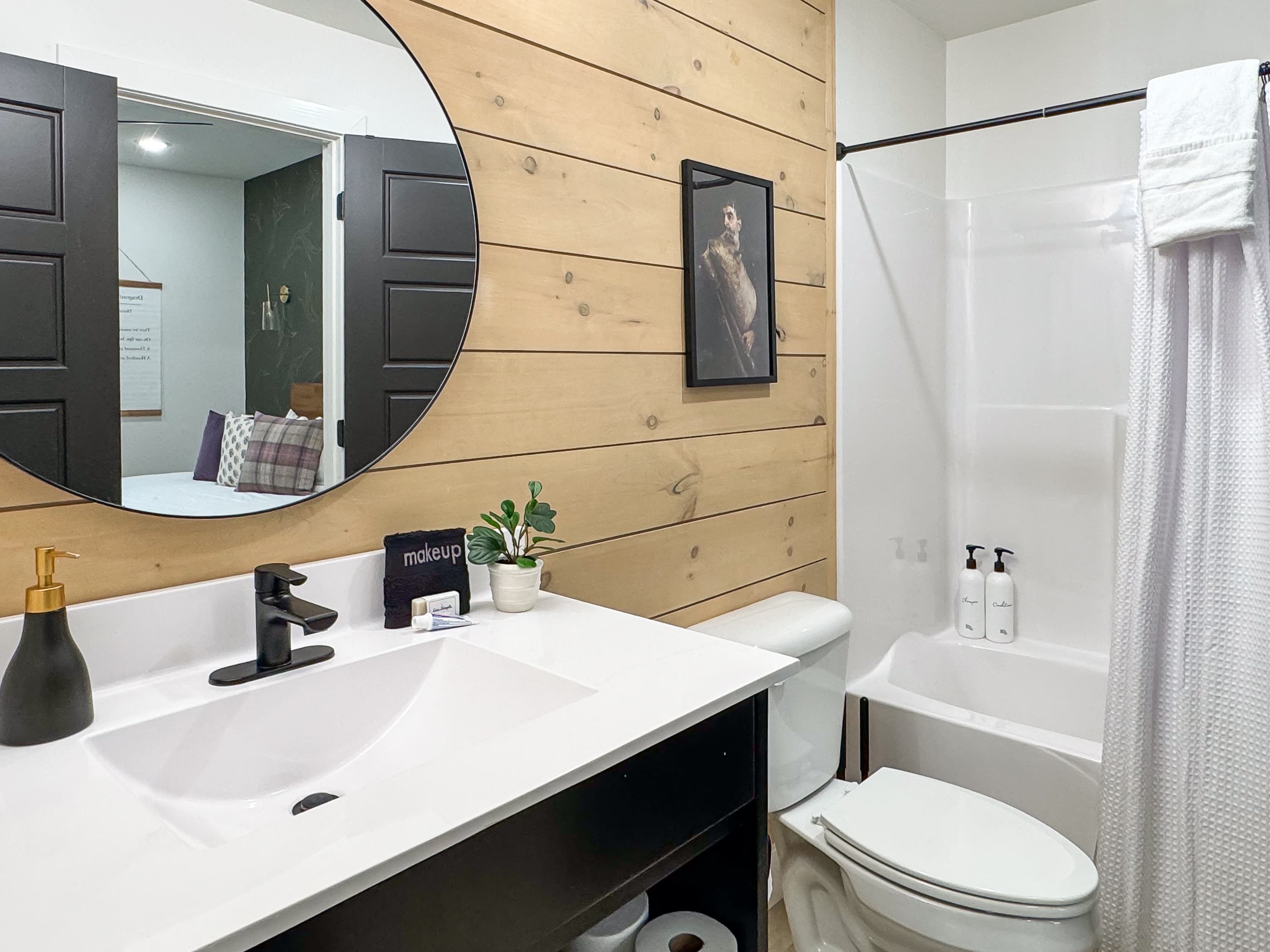 Main level ensuite bathroom with shower/tub combo