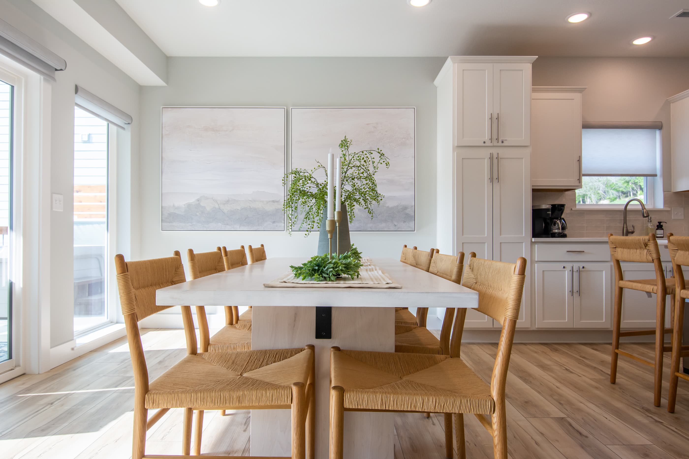 Main level dining area