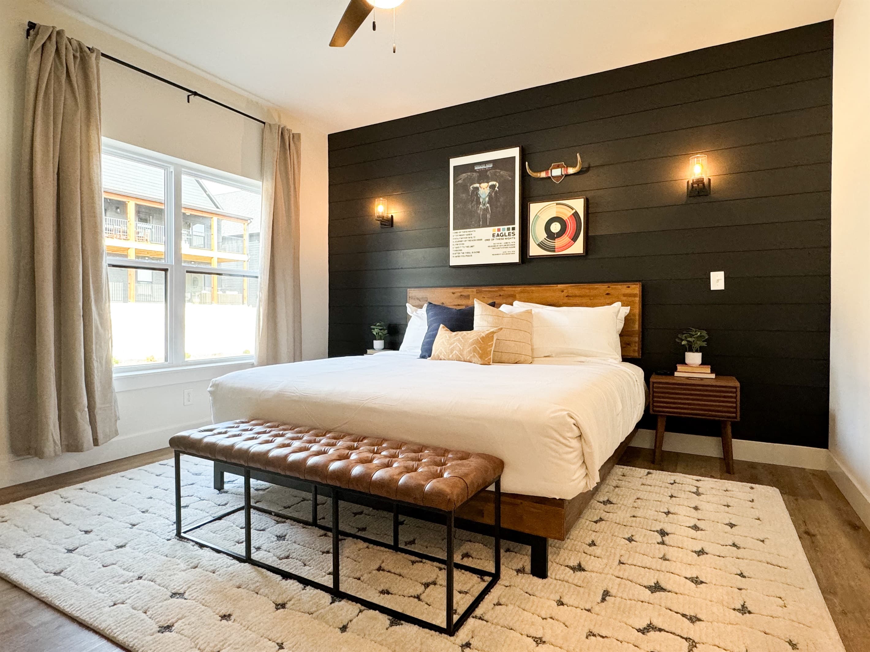 Bedroom 1 (Main level) : King bed with en-suite bathroom