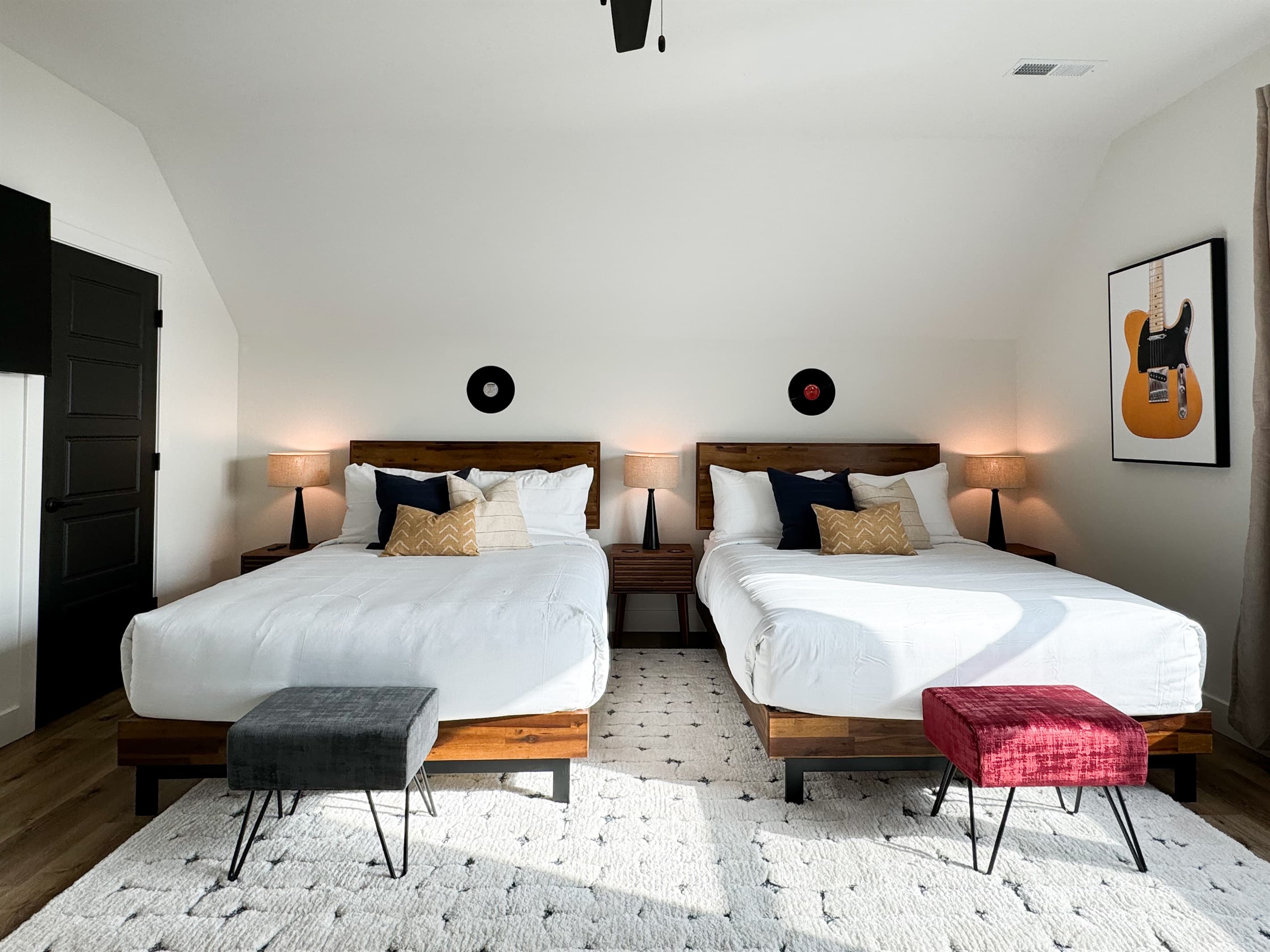 Bedroom 7 (Upstairs) : (4) Queen beds