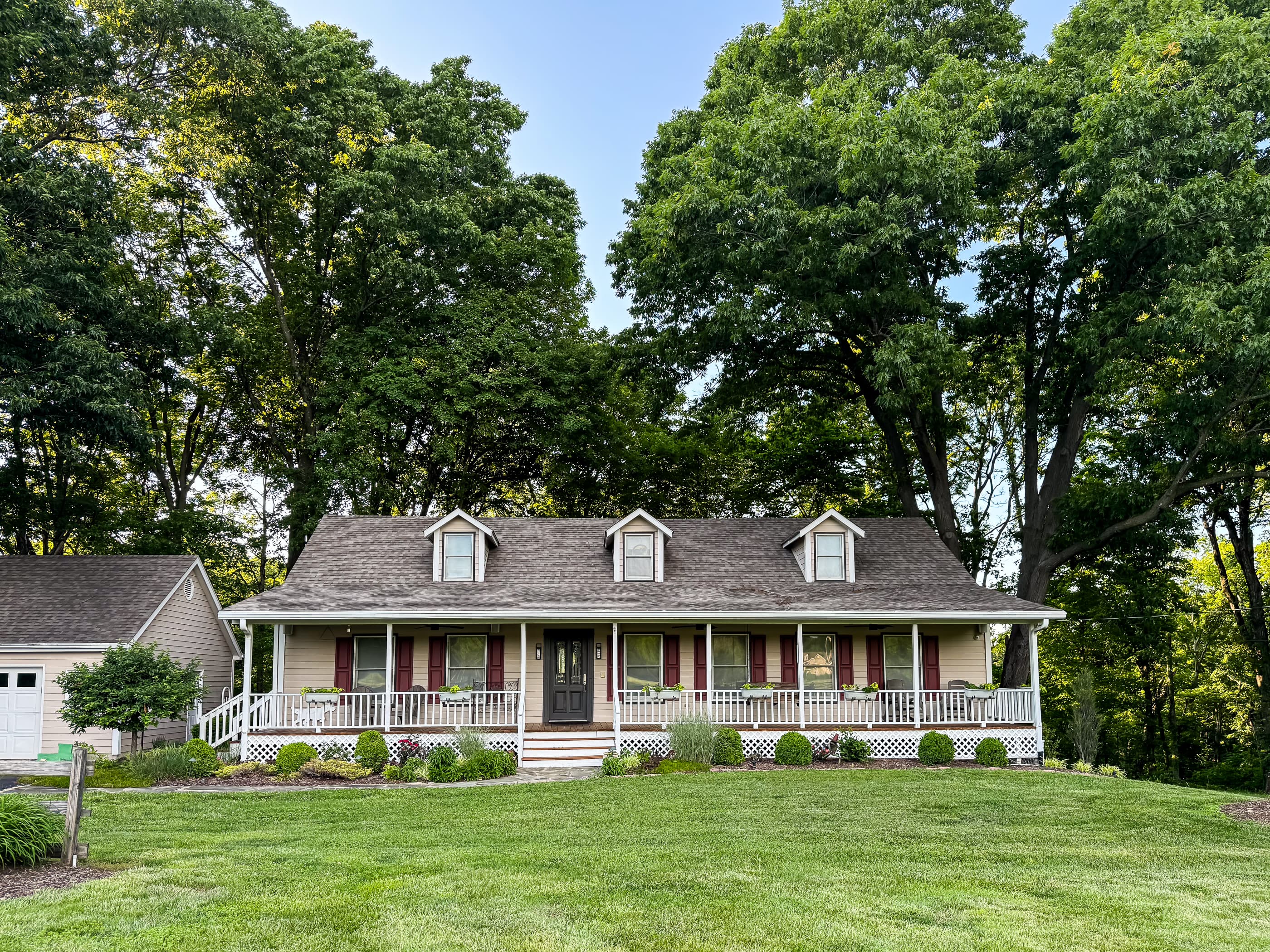 Scenic huge home away from home close to Purina Farms, wineries, WashMo, St. Louis and wedding venues at Pointer Haus.