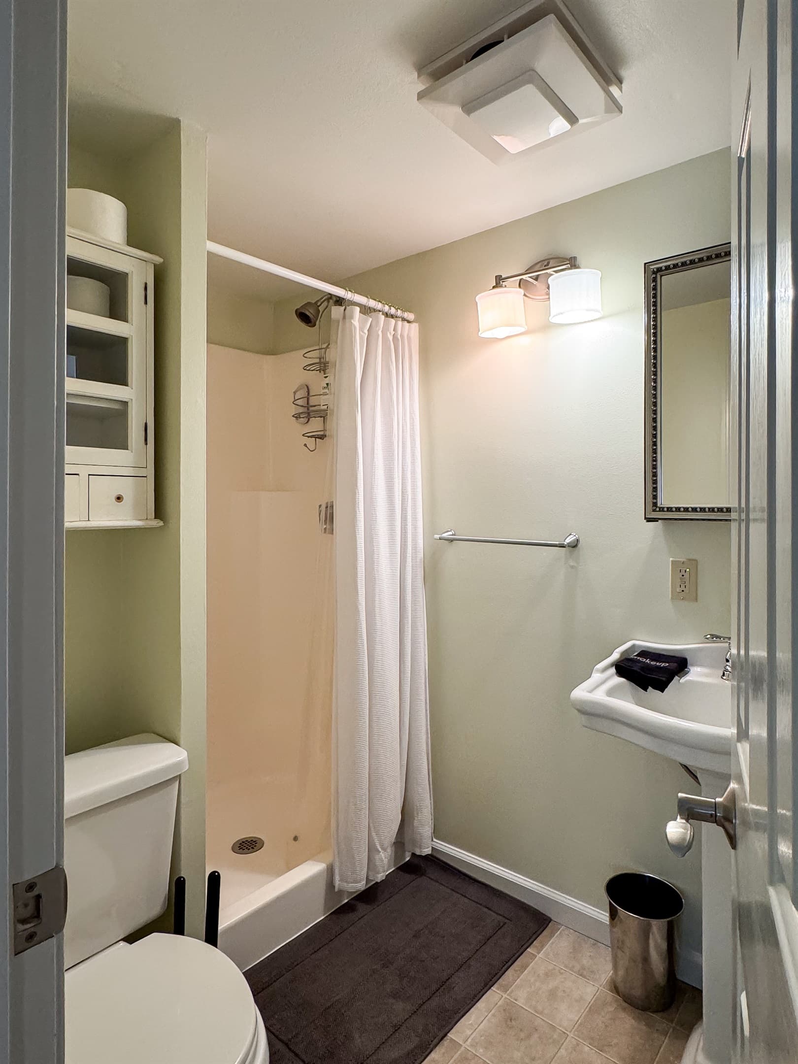 King en suite bedroom 3 (upper level) with private en suite bathroom with fluffy white towels, shampoo/conditional and mini bar of handmade goat milk soap and toothpaste at Pointer Haus.