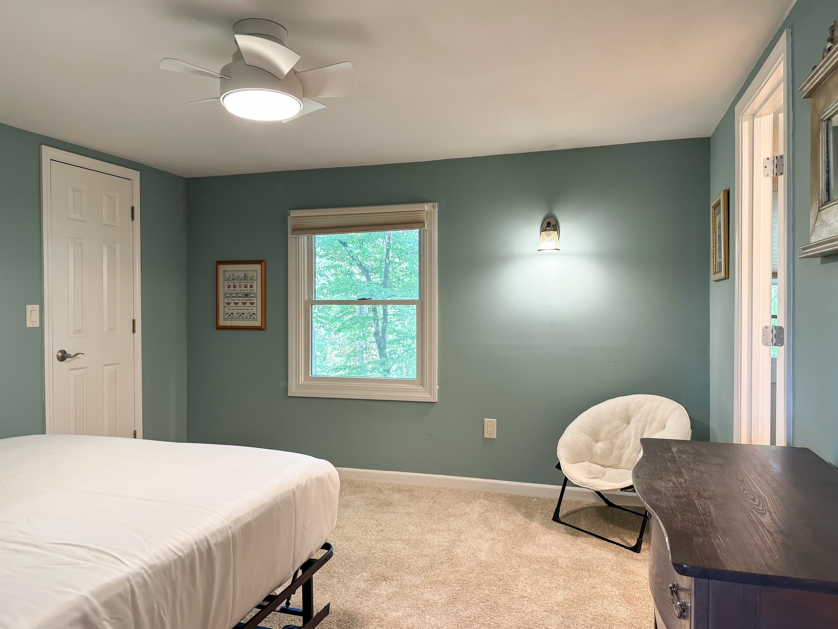 Bedroom 4 (upper level) with crisp white linens includes a big closet and Jack and Jill bathroom (tub/shower combo) with tree top views of the private back yard at Pointer Haus.