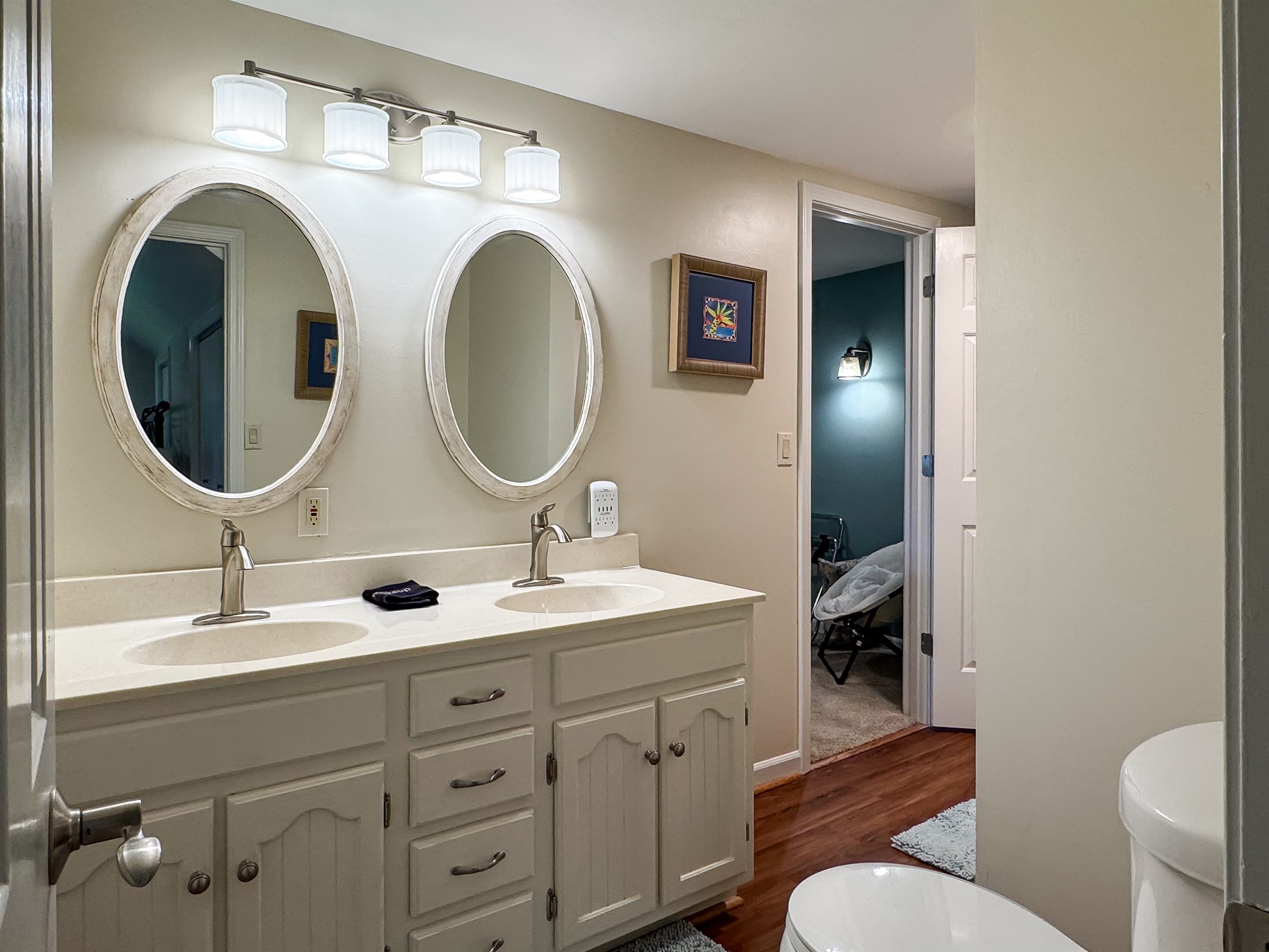Bedroom 4 and 5 (upper level) Jack and Jill bathroom (tub/shower combo)  with double sinks and fluffy white towels at Pointer Haus.