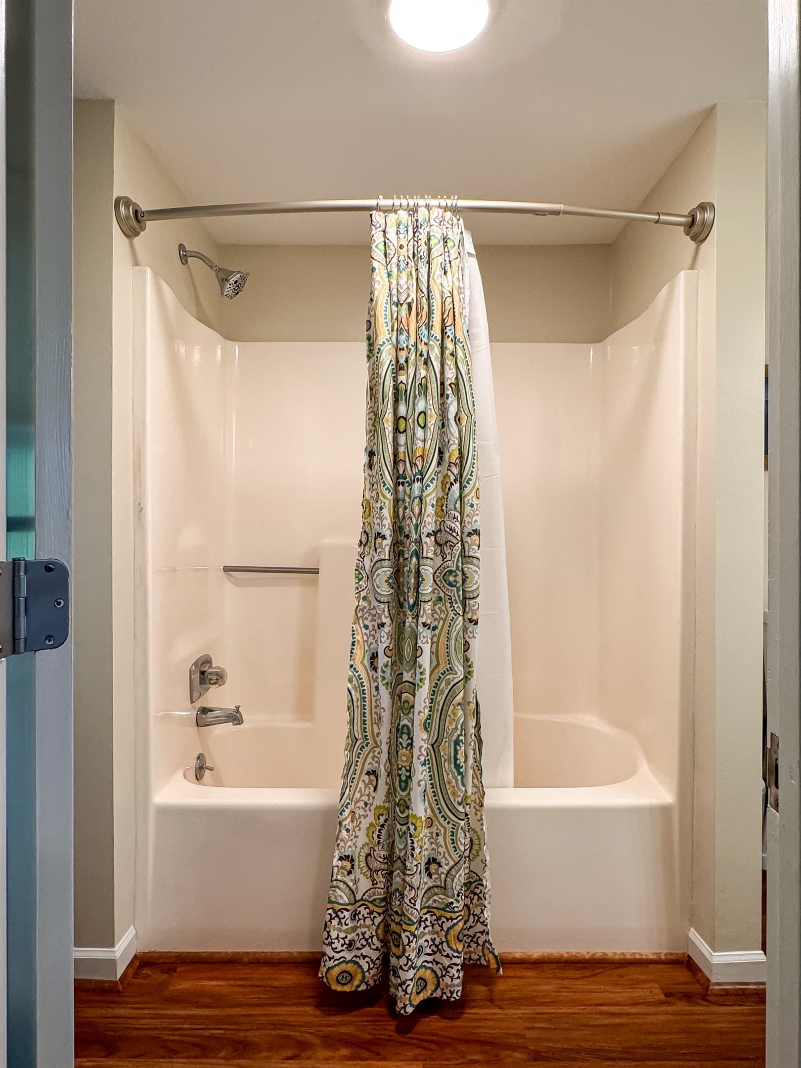 Bedroom 4 and 5 Jack and Jill bathroom with tub/shower combo that includes shampoo and conditioner and fluffy white towels at Pointer Haus.
